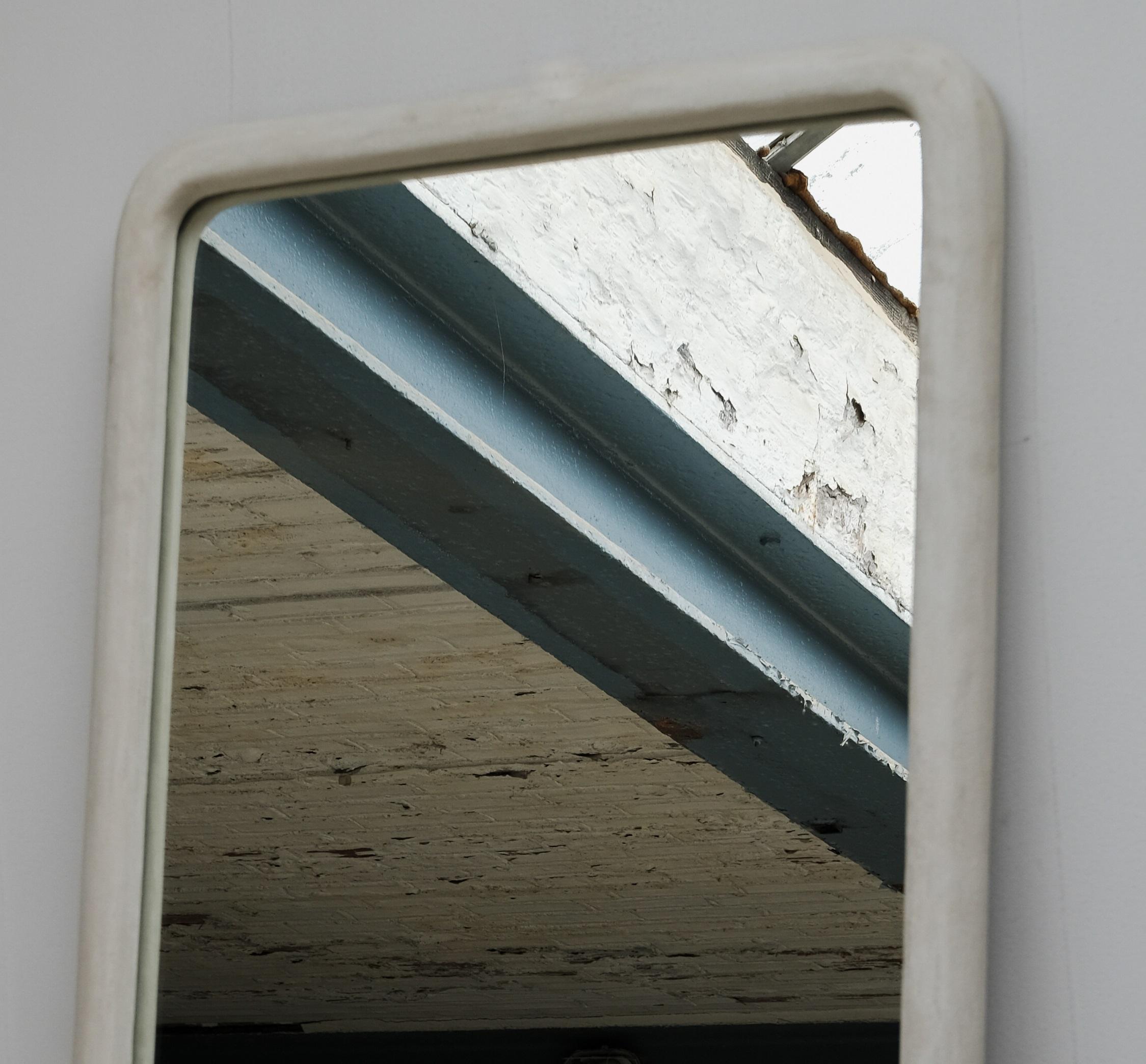 Sabbia Espejo pequeño de madera y cal mineral coloreada de Dennis Kaiser Italiano en venta
