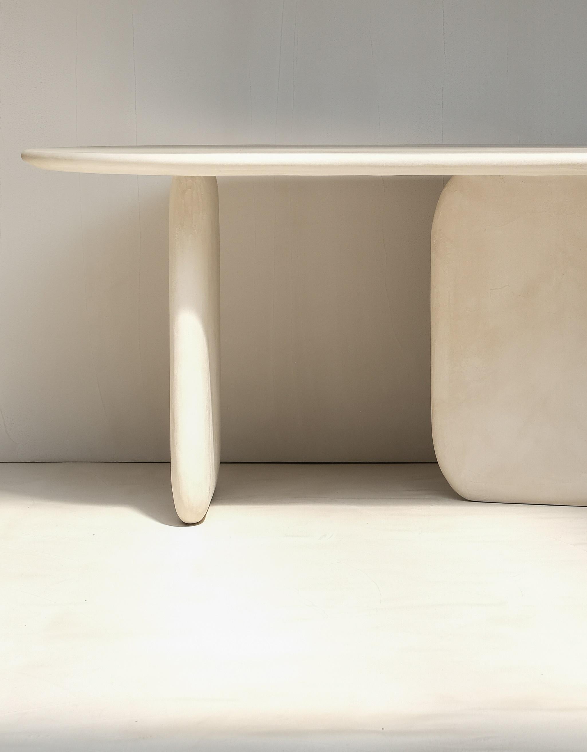 Italiano Tavolo da pranzo in legno e intonaco minerale di calce beige naturale di Dennis Kaiser in vendita