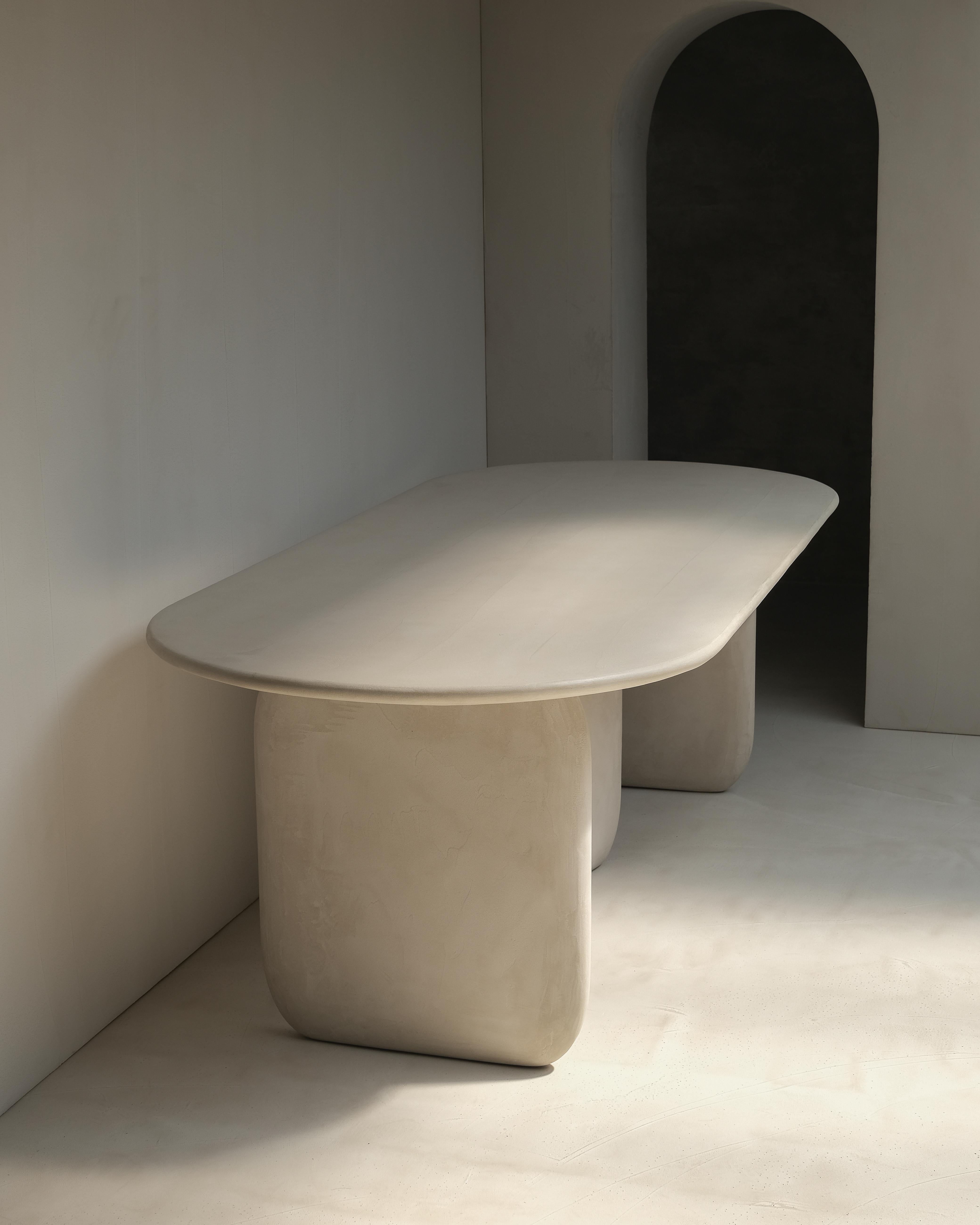 XXI secolo e contemporaneo Tavolo da pranzo in legno e intonaco minerale di calce beige naturale di Dennis Kaiser in vendita