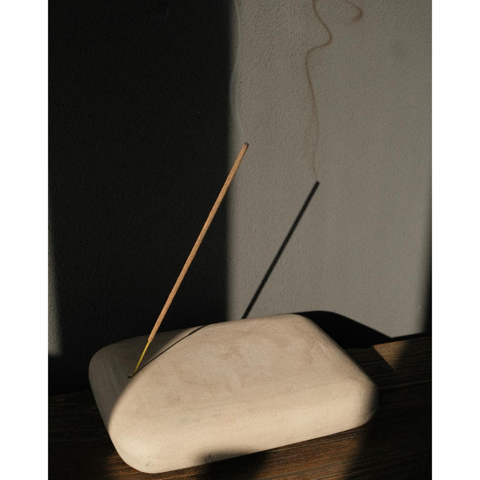 Porte-encens Sabbia en bois massif et ciment citronnier de Dennis Kaiser
Dimensions : D 30 x L 34 x H 12 cm. 
MATERIAL : Bois massif et mélange de chaux et de ciment.

Fabriqué à la main en Toscane, Italie. La personnalisation est possible sur
