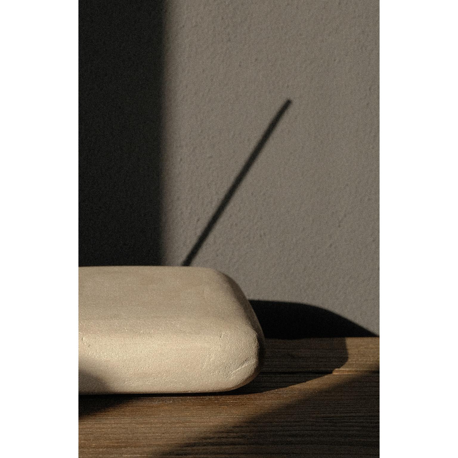 XXIe siècle et contemporain Porte-encens Sabbia en bois massif et ciment citronnier de Dennis Kaiser en vente