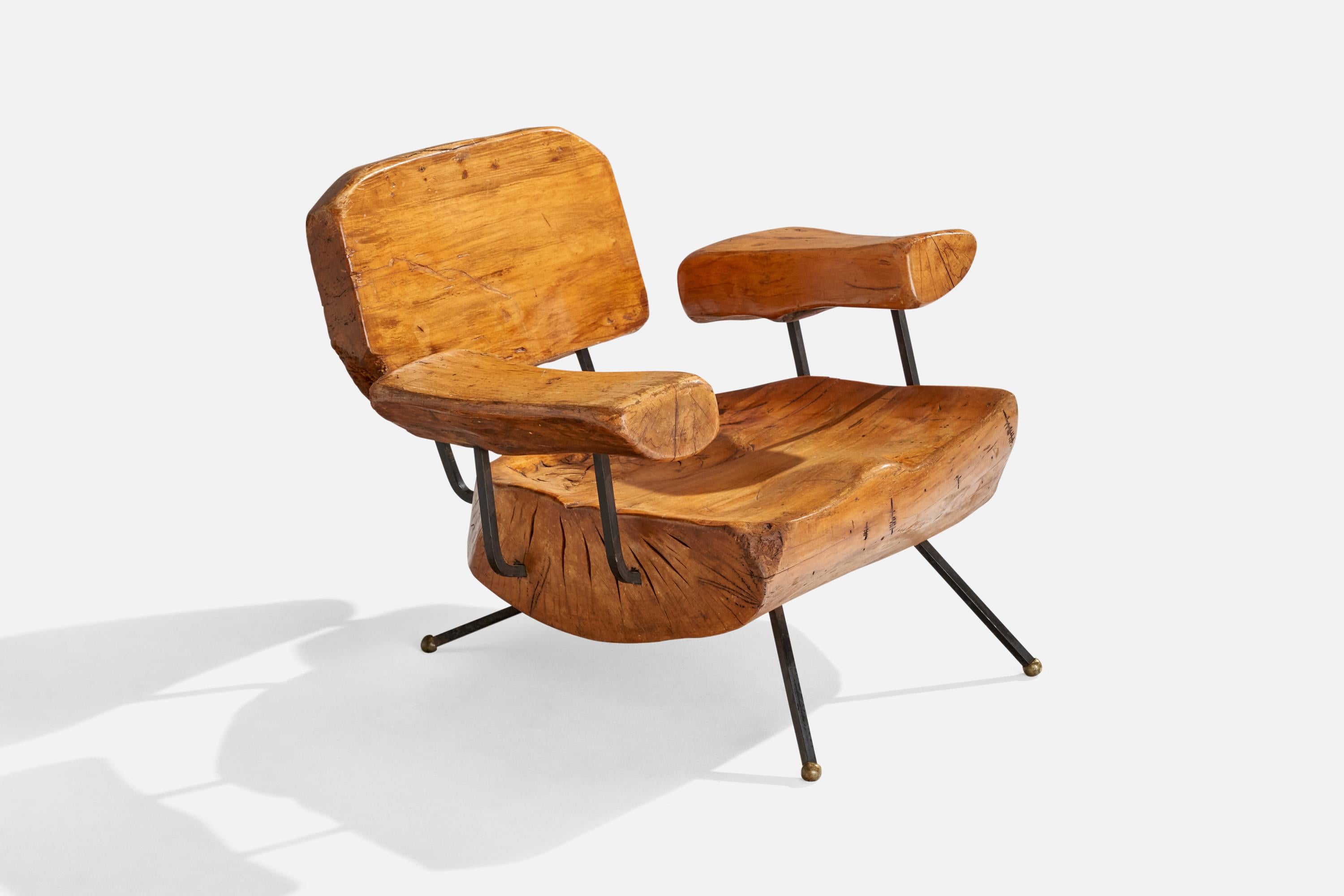 Sessel aus Nussbaumholz, schwarz lackiertem Eisen und Messing, hergestellt von Sabena, Mexiko, 1950er Jahre.

Sitzhöhe: 12,25