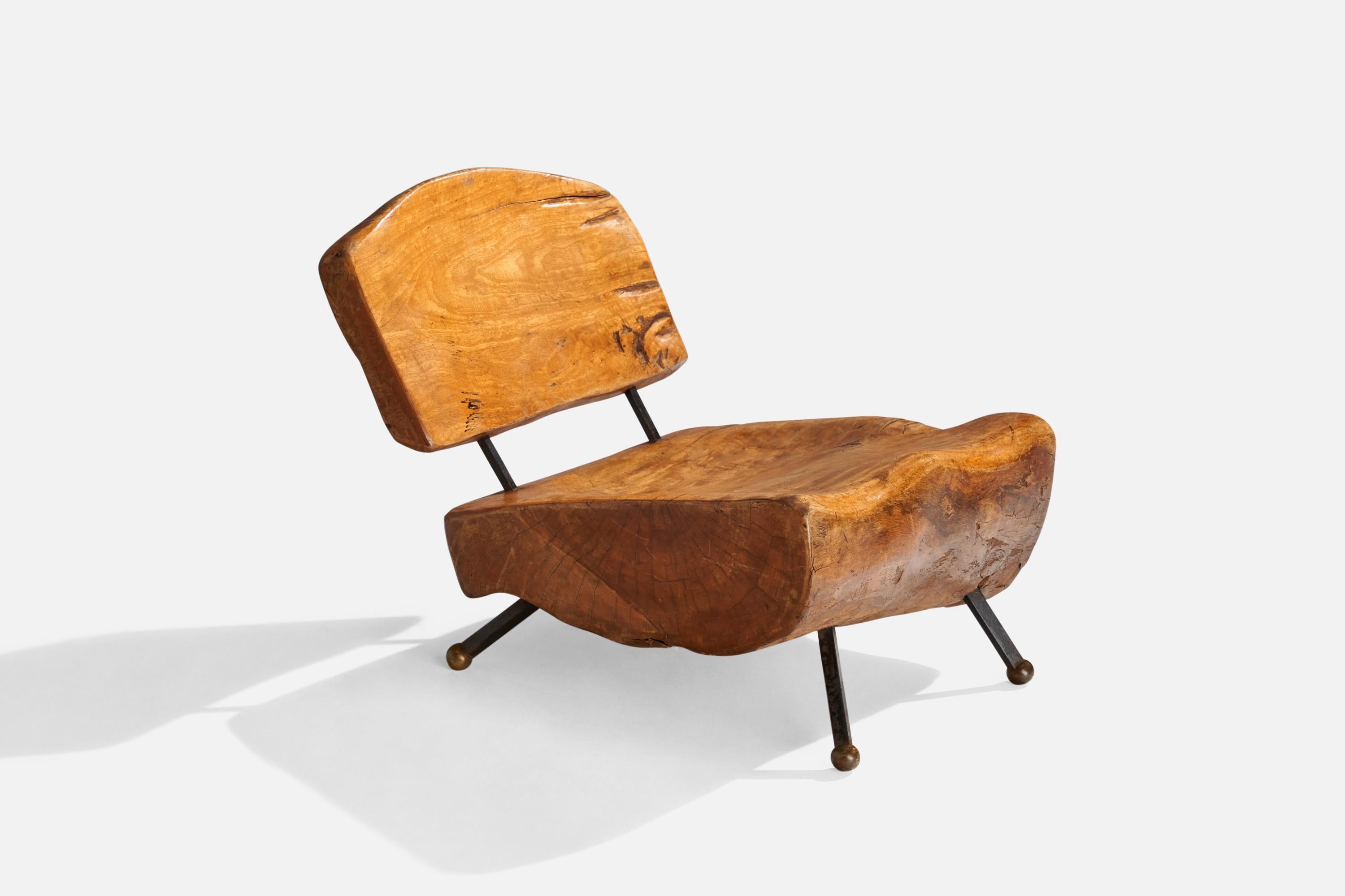 Sessel aus Nussbaumholz, schwarz lackiertem Eisen und Messing, hergestellt von Sabena, Mexiko, 1950er Jahre.

Sitzhöhe: 13.25