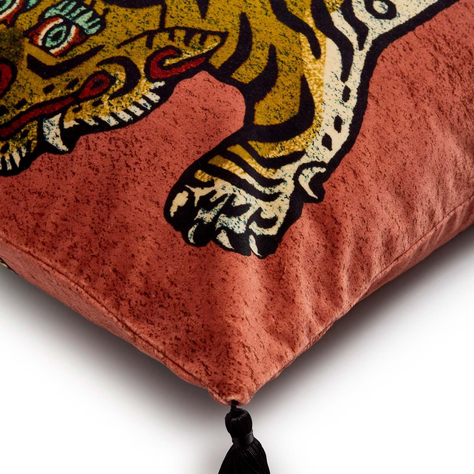 Faites entrer le grand félin de la jungle dans votre intérieur avec ce coussin en velours pelucheux. Le tigre SABER, un motif d'inspiration tibétaine, se détache sur un fond rose luxuriant. 

House of Hackney reverse une partie des recettes de ce
