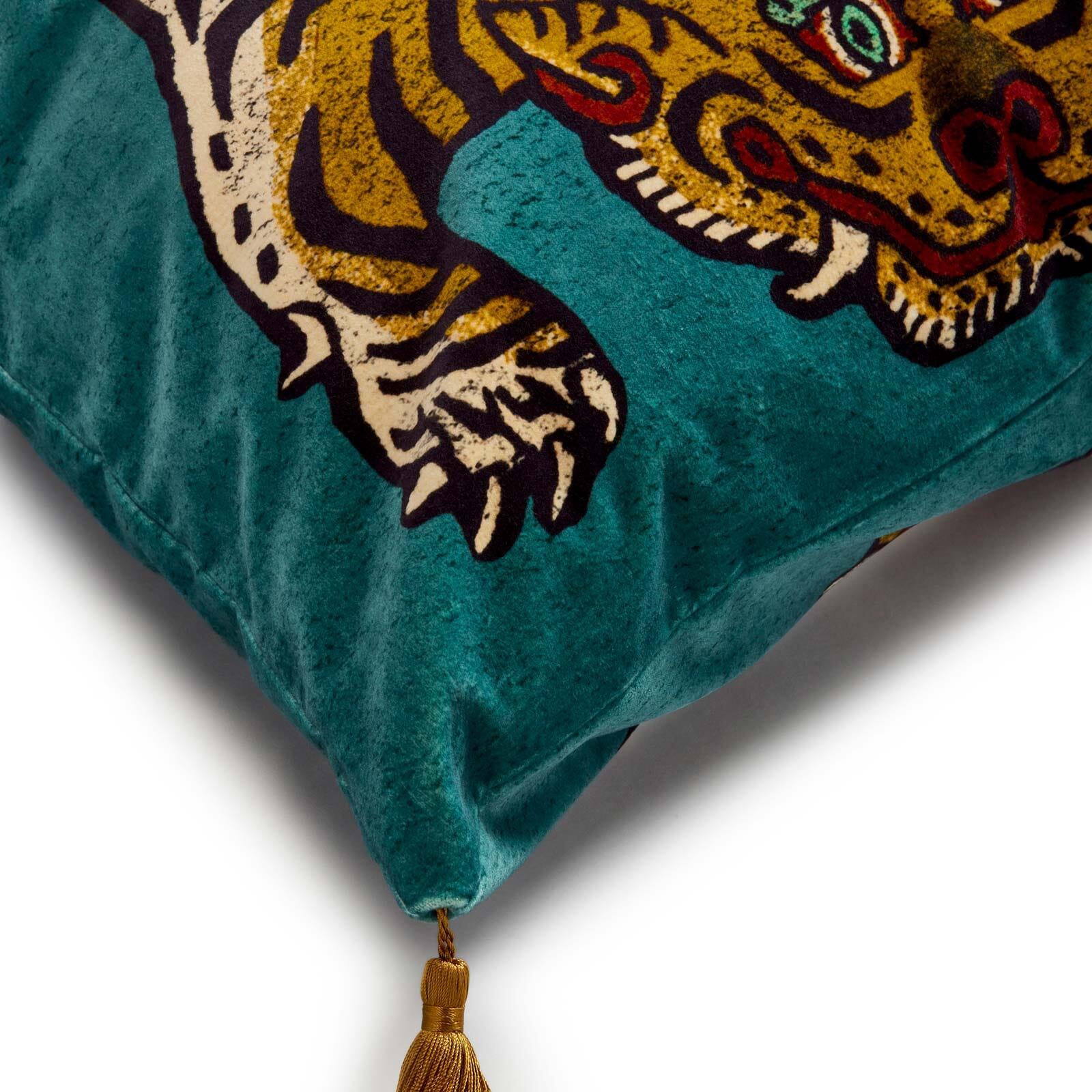 In una sontuosa colorazione verde acqua e oro, cammina sul lato selvaggio con SABER. Con gli angoli decorati con nappe dorate, questo cuscino in velluto aggiungerà un tocco di eleganza rock 'n' roll a qualsiasi ambiente. 

House of Hackney dona una