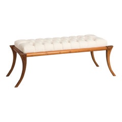 Panchina con gambe a sciabola in legno di noce e pelle color latte con rivestimento e legno personalizzabili