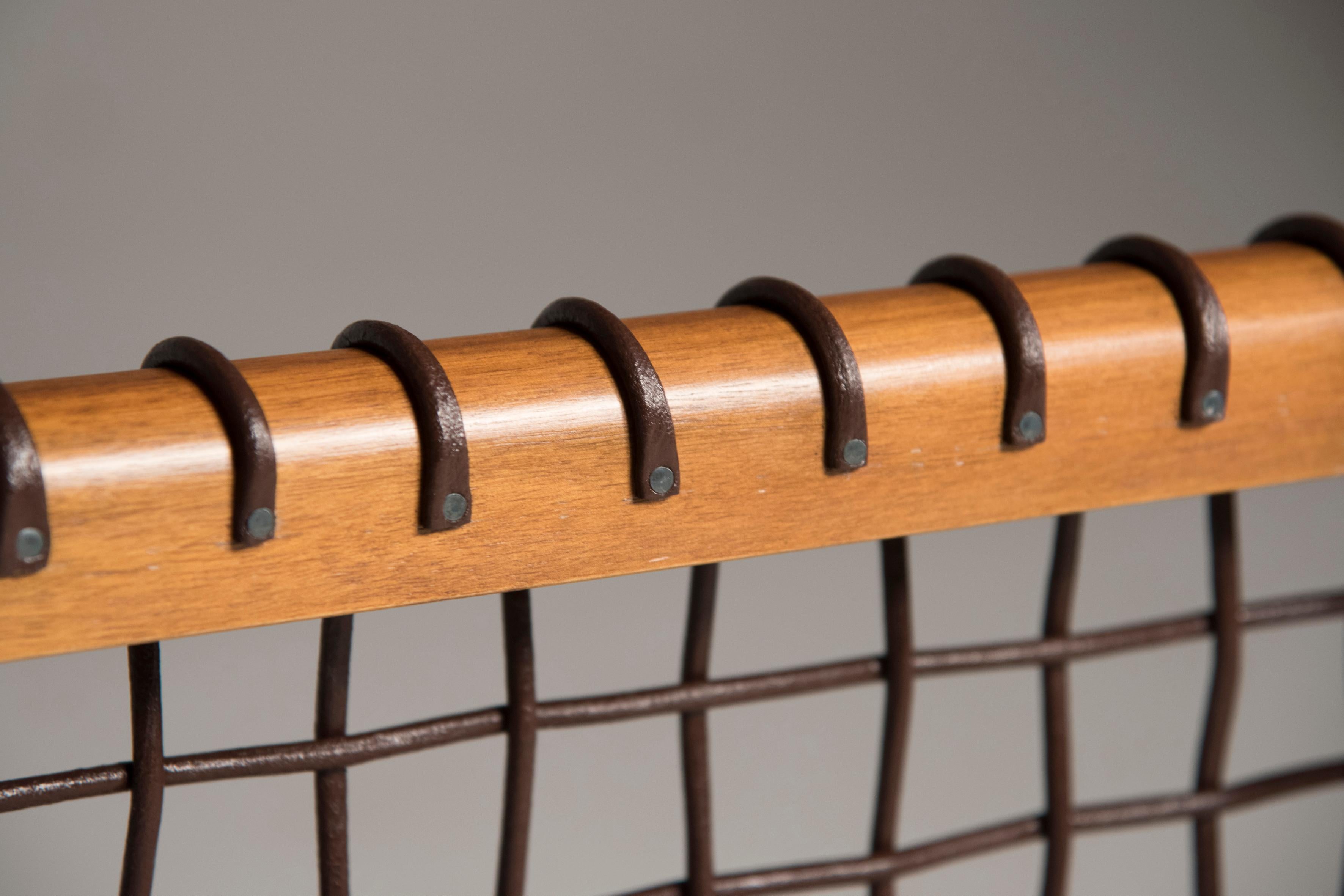 Saber-Beine aus Holz und braunem gewebtem Leder Hocker mit anpassbarer Polsterung und Holz (Italienisch) im Angebot