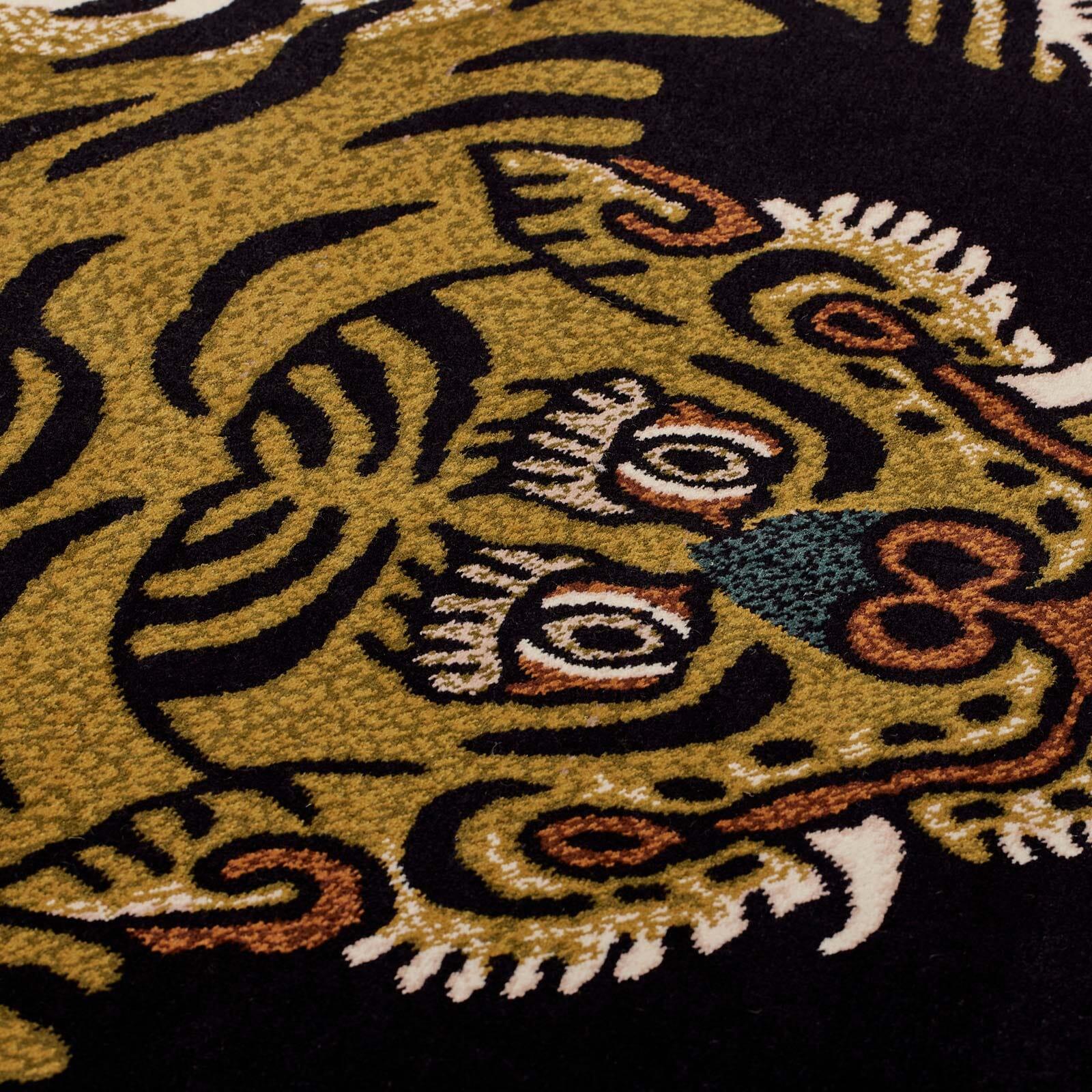 Questo tappeto di grande impatto, che rappresenta il perfetto connubio tra qualcosa di vecchio e qualcosa di nuovo, coniuga secoli di tradizione con una sensibilità moderna. La storia arriva per gentile concessione di Axminster Carpets: tessuto