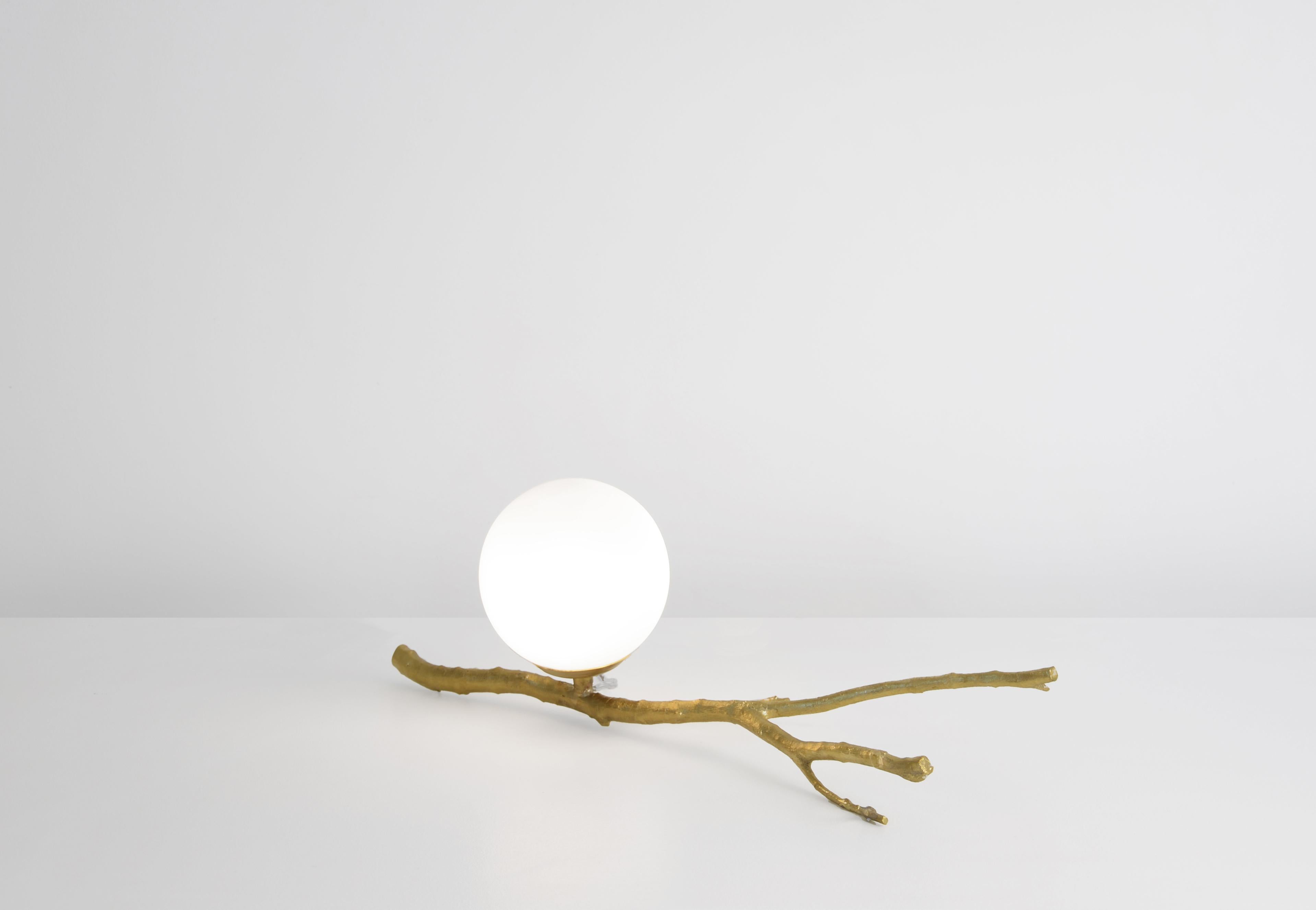 Sabiá Brazilian contemporary poetic minimalist table lamp in cast bronze designed by Cristiana Bertolucci.

Literal inspiration of nature, the Sabiá lamp is produced in cast bronze where the twig itself serves as a casting mold.

Delicate, simple