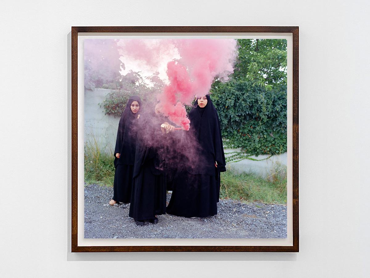 Filles jouant avec un fumigène rose lors d'un pique-nique, Istanbul - Photograph de Sabiha Çimen