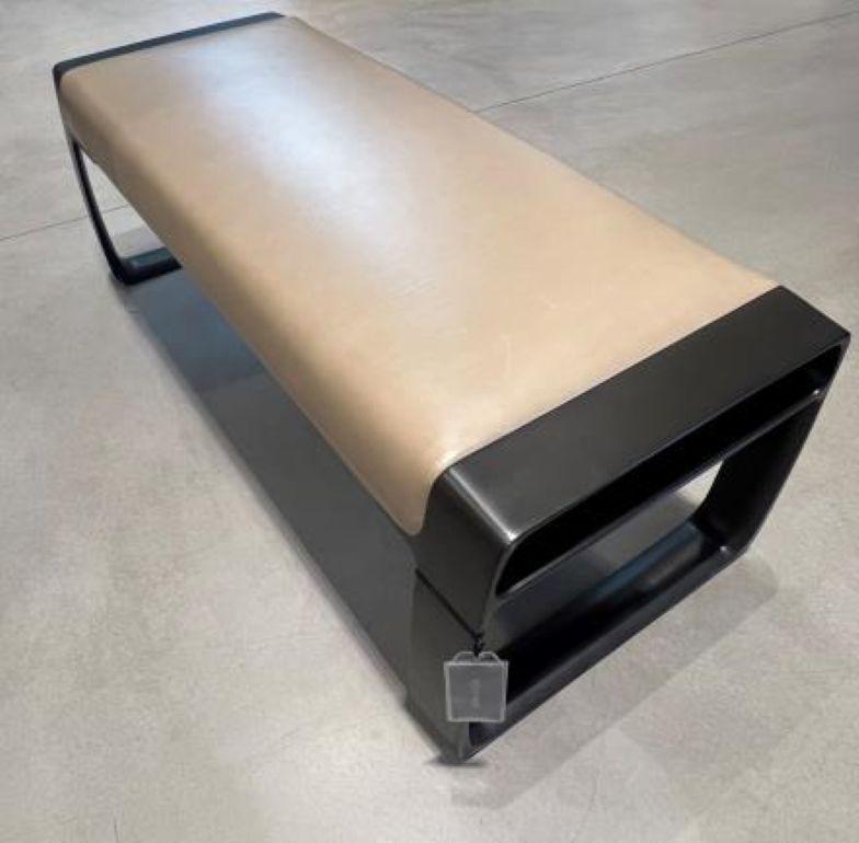 Pièce de conversation sophistiquée, le banc Sabina a une présence somptueuse, apparaissant à la fois doux et robuste dans une pièce. Les pieds en bronze moulé, sculptés avec précision, offrent un support élégant à l'assise rembourrée raffinée et,