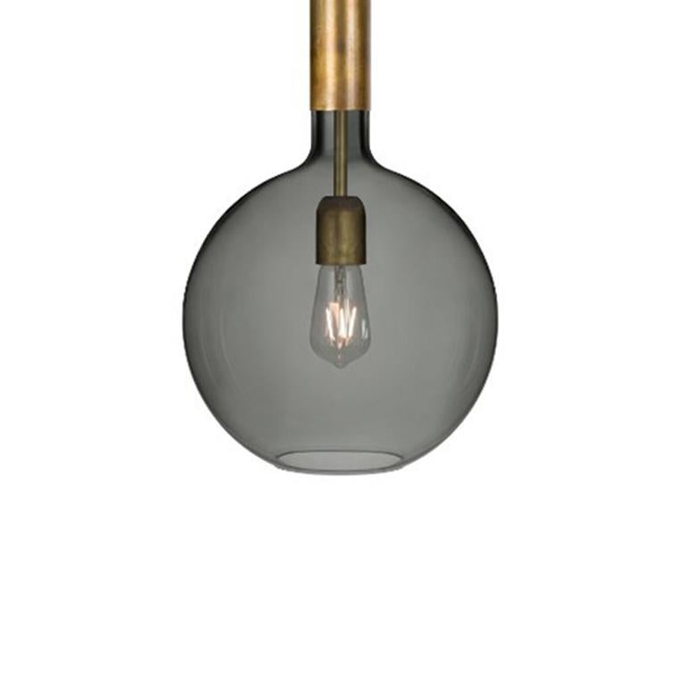 Lampada da soffitto modello 3419-7 ROSDALA XL disegnata da Sabina Grubbeson e prodotta da Konsthantverk.

La produzione di lampade, applique e piantane è realizzata con tecniche artigianali e con gli stessi materiali e tecniche dei primi