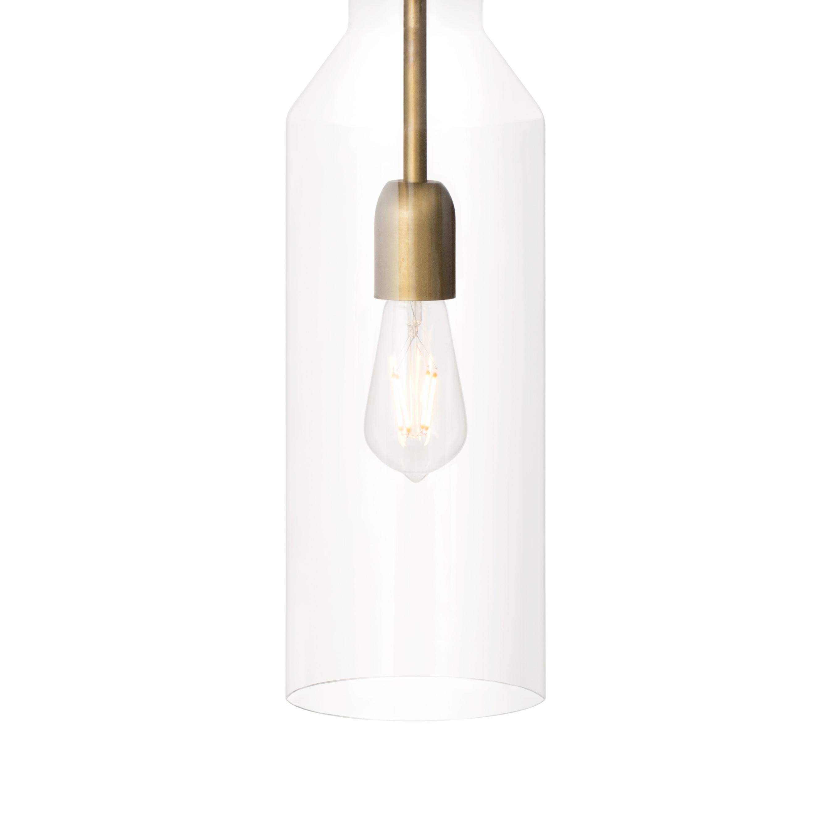 Lampada da soffitto modello Fenomen Smal disegnata da Sabina Grubbeson e prodotta da Konsthantverk.

La produzione di lampade, applique e piantane è realizzata con tecniche artigianali e con gli stessi materiali e tecniche dei primi