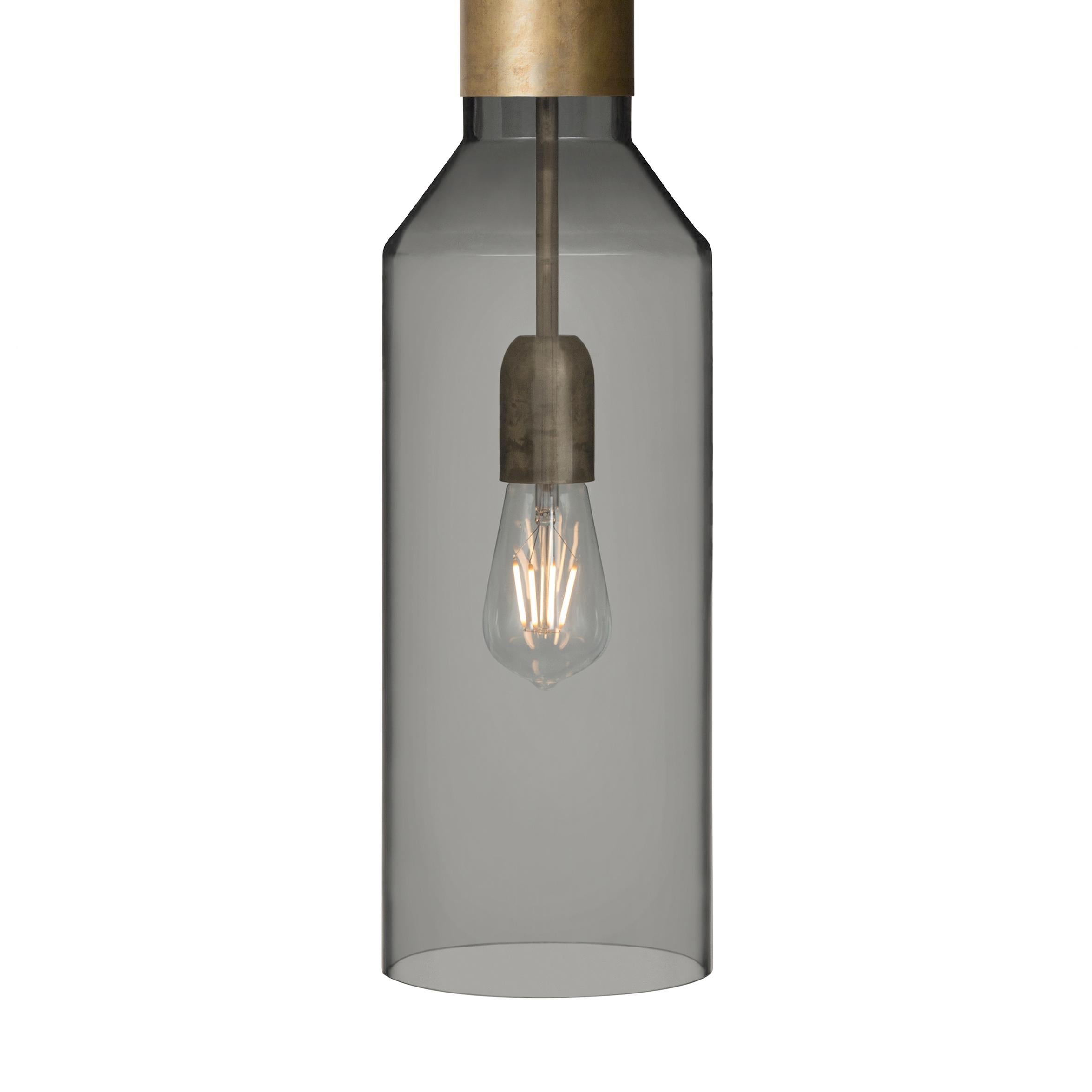 Lampada da soffitto modello Fenomen Smal disegnata da Sabina Grubbeson e prodotta da Konsthantverk.

La produzione di lampade, applique e piantane è realizzata con tecniche artigianali e con gli stessi materiali e tecniche dei primi