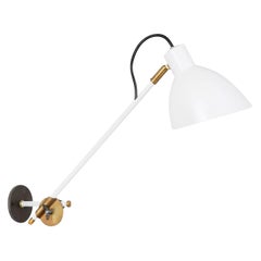 Sabina Grubbeson KH#1 Lampada da parete a braccio lungo bianca di Konsthantverk
