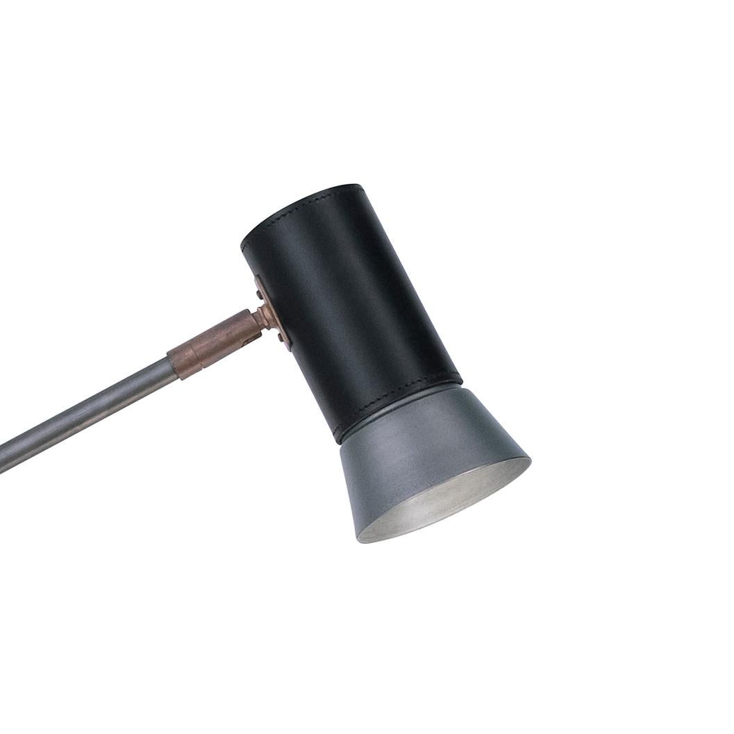 Lampada da tavolo modello Kusk disegnata da Sabina Grubbeson e prodotta da Konsthantverk.

La produzione di lampade, applique e piantane è realizzata con tecniche artigianali e con gli stessi materiali e tecniche dei primi modelli.

Materiali e