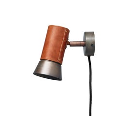 Lampe murale Kusk Sabina Grubbeson en cuir et fer de Konsthantverk