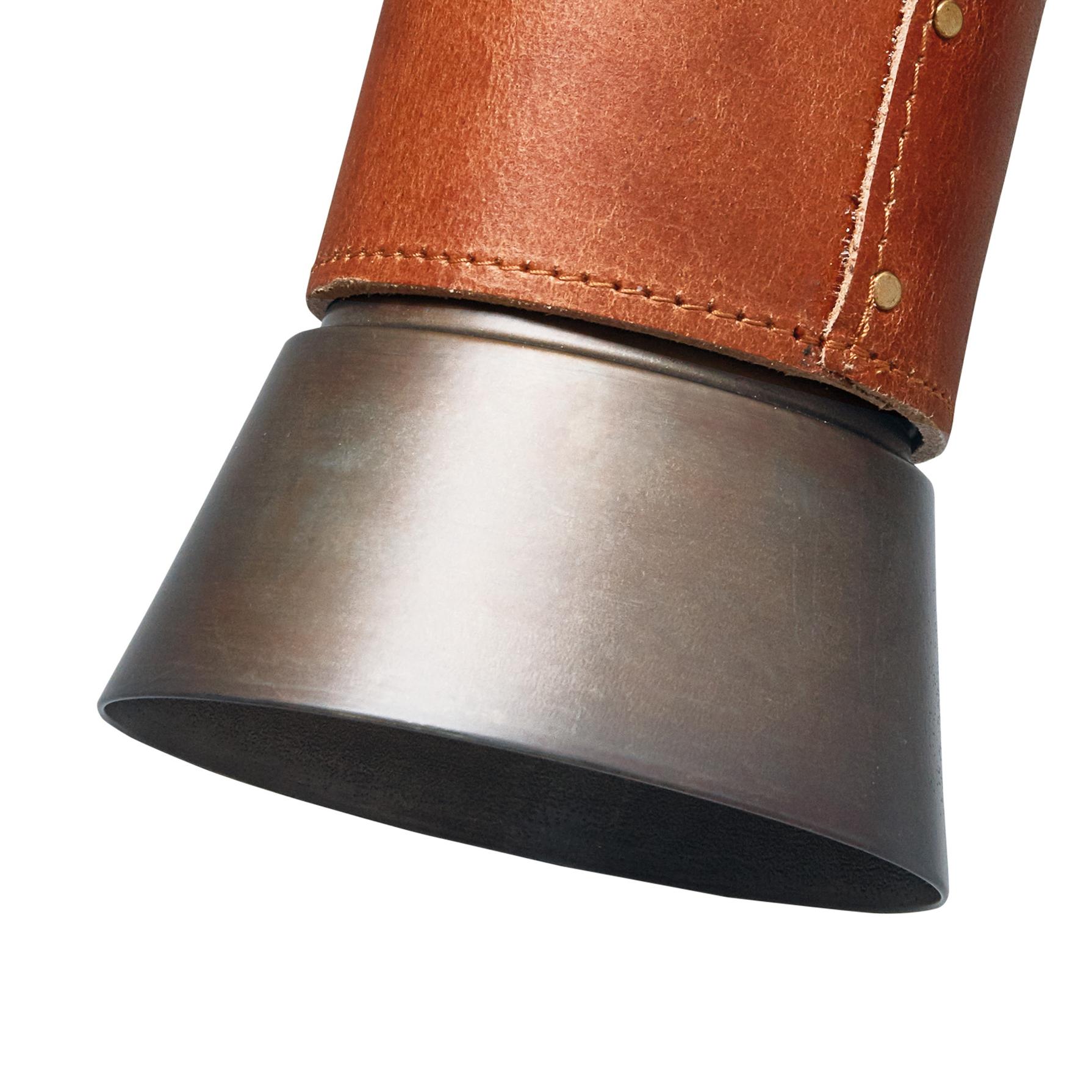 Sabina Grubbeson Lámpara de pared de cuero y hierro Kusk by Konsthantverk Sueco en venta