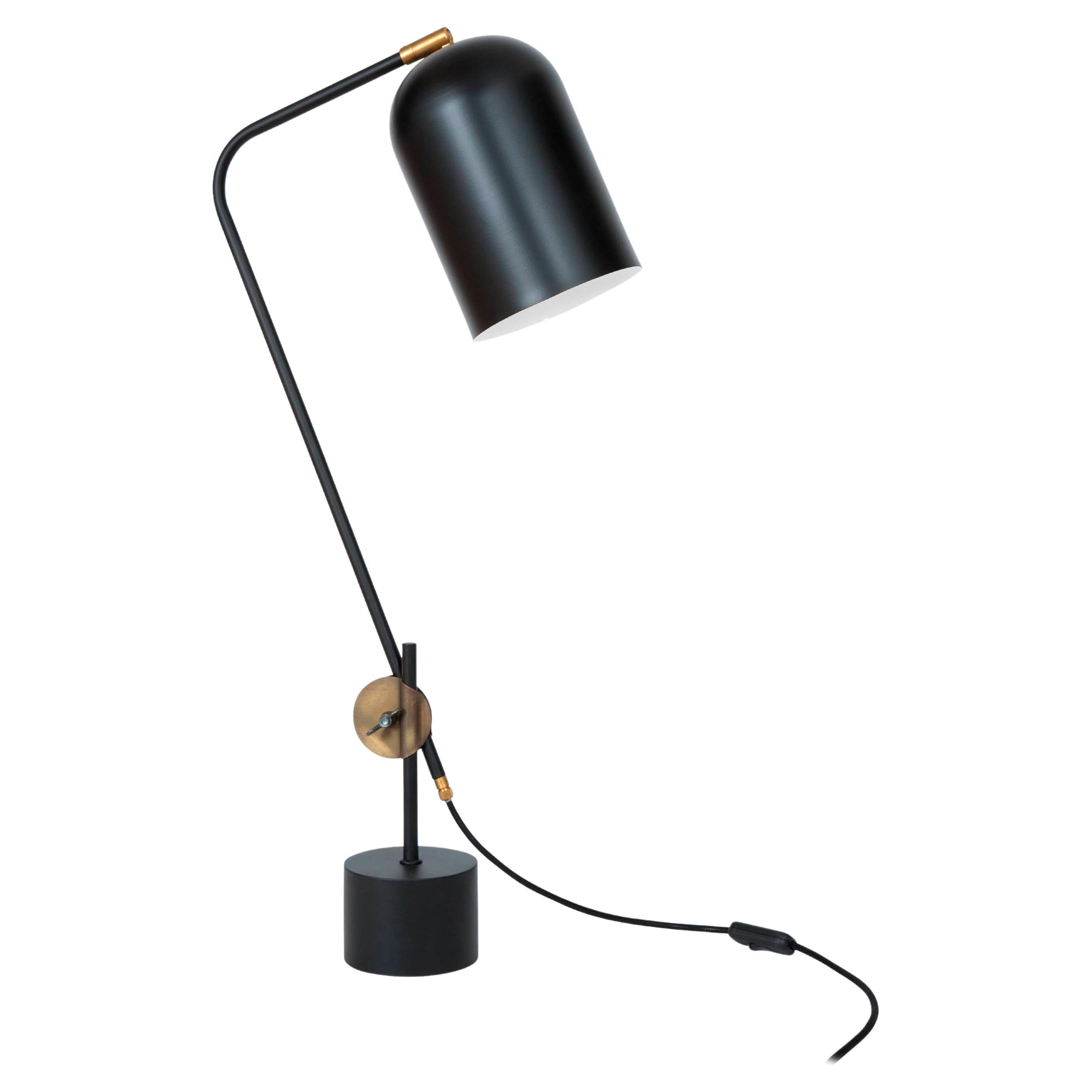 Sabina Grubbeson Lámpara de mesa KNEKT de latón bruto by Konsthantverk en venta