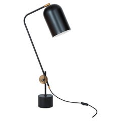 Sabina Grubbeson Lámpara de mesa KNEKT de latón bruto by Konsthantverk