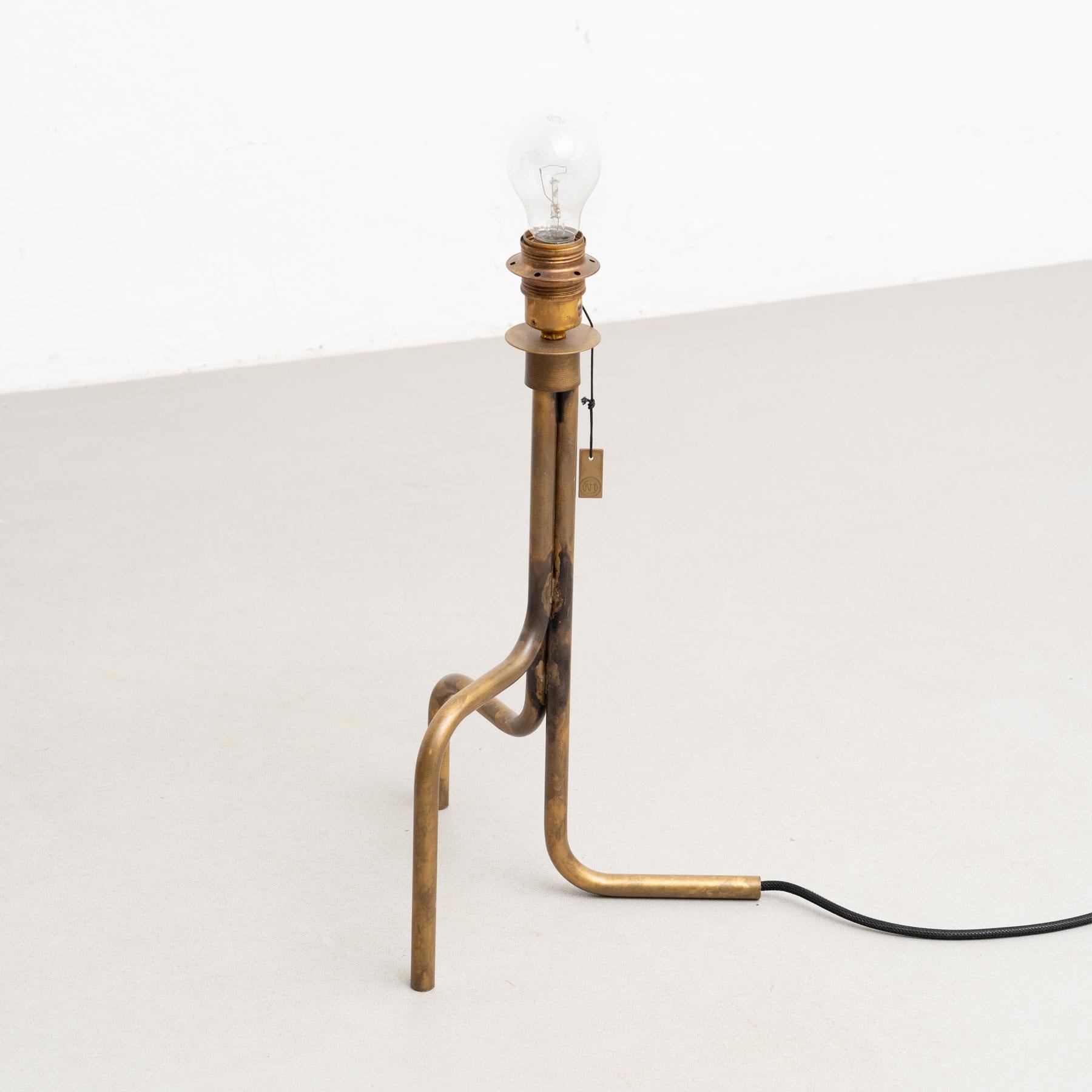 Sabina Grubbeson lampe de bureau Strapatz en laiton brut conçue par Konsthantverk en vente 6