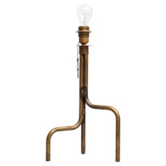 Lampada da tavolo Strapatz in ottone grezzo di Sabina Grubbeson, disegnata da Konsthantverk
