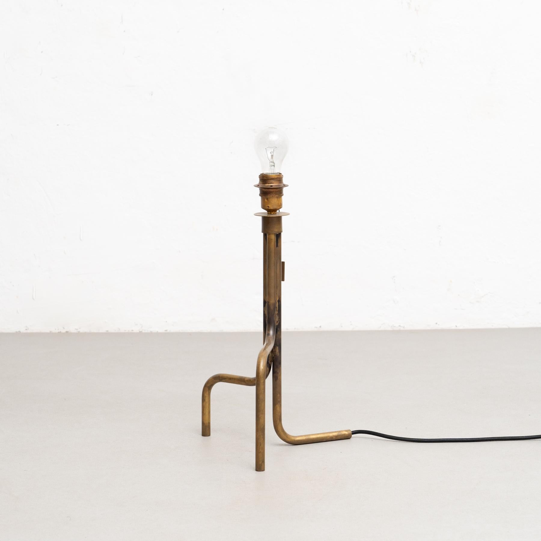 Lampe de table modèle Strapatz conçue par Sabina Grubbeson et fabriquée par Konsthantverk. 

Presque une petite œuvre d'art en soi. Forme vivante et belle signée Sabina Grubbeson.

La production de lampes, d'appliques et de lampadaires est réalisée