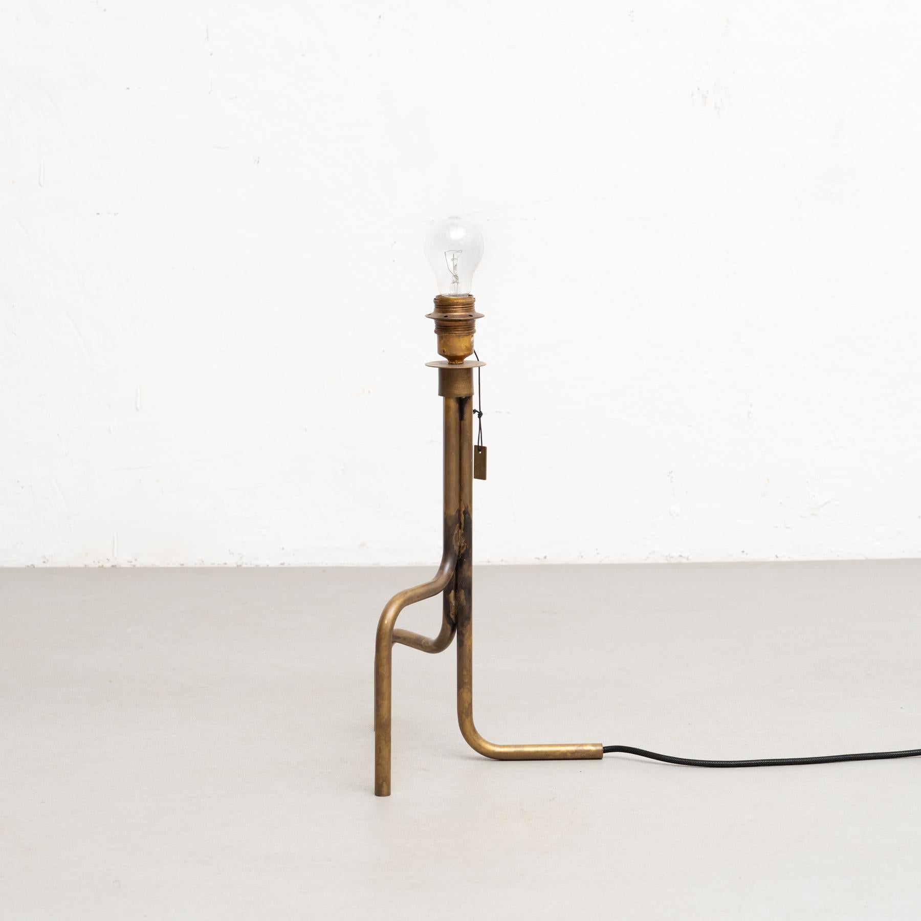 Scandinave moderne Sabina Grubbeson lampe de bureau Strapatz en laiton brut conçue par Konsthantverk en vente