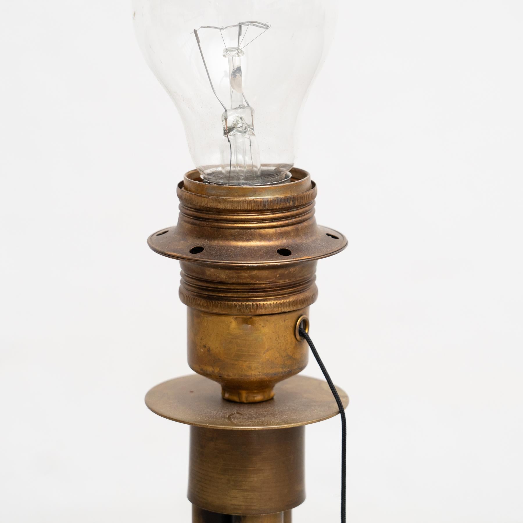 XXIe siècle et contemporain Sabina Grubbeson lampe de bureau Strapatz en laiton brut conçue par Konsthantverk en vente
