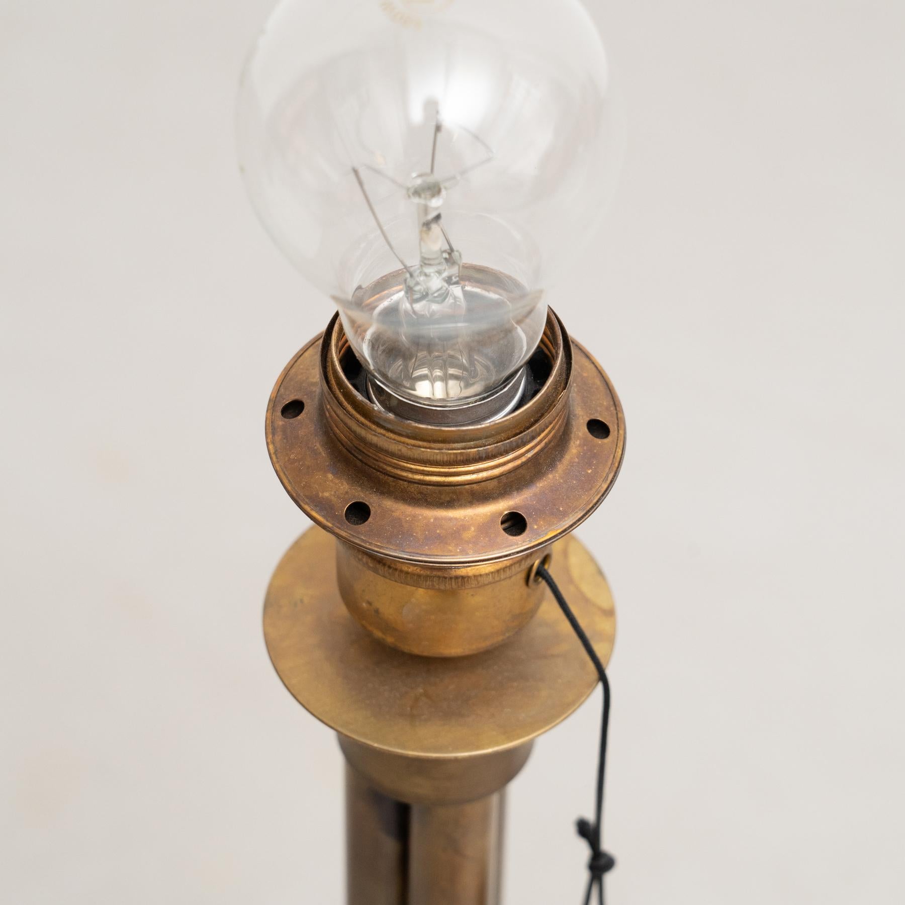 Laiton Sabina Grubbeson lampe de bureau Strapatz en laiton brut conçue par Konsthantverk en vente
