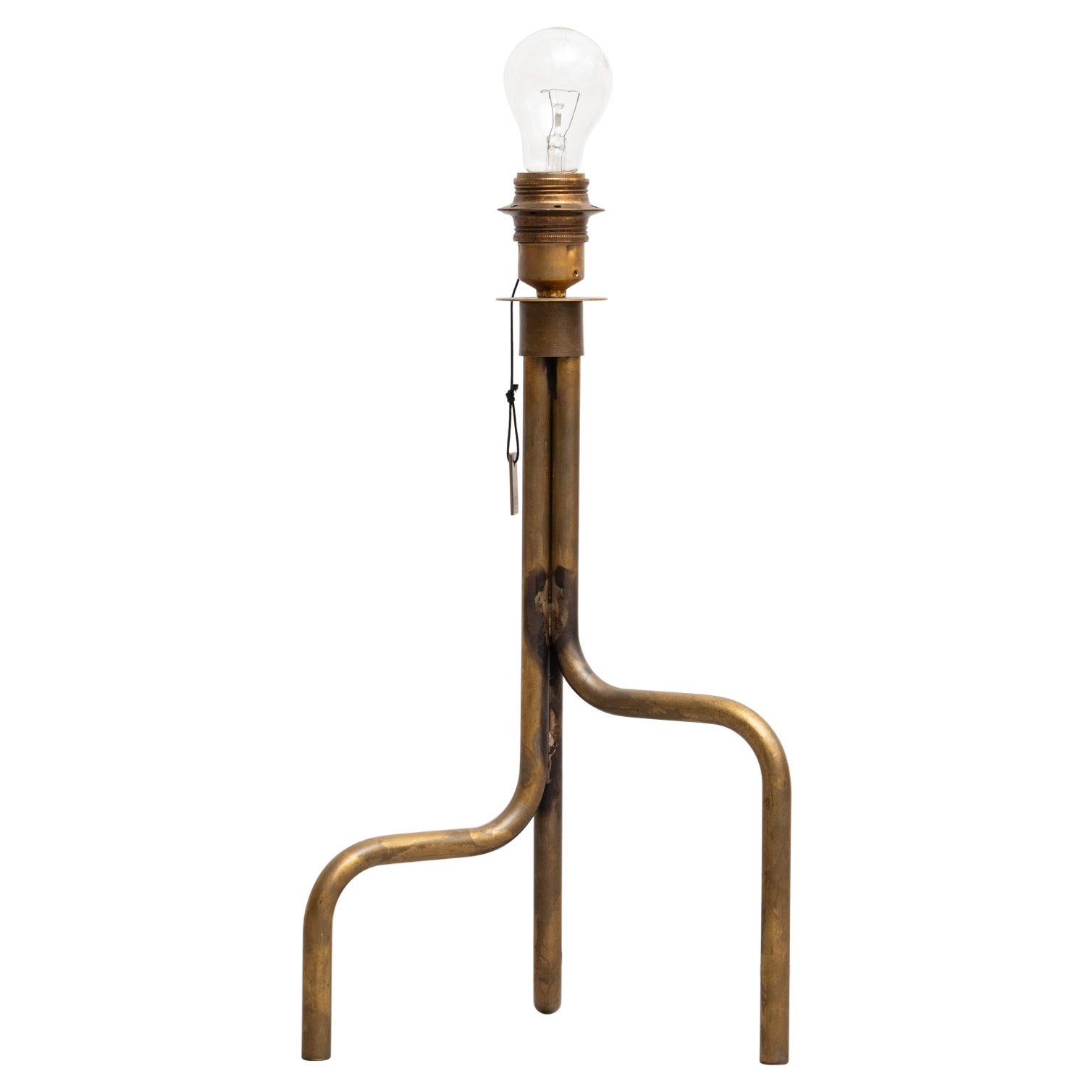 Sabina Grubbeson lampe de bureau Strapatz en laiton brut conçue par Konsthantverk