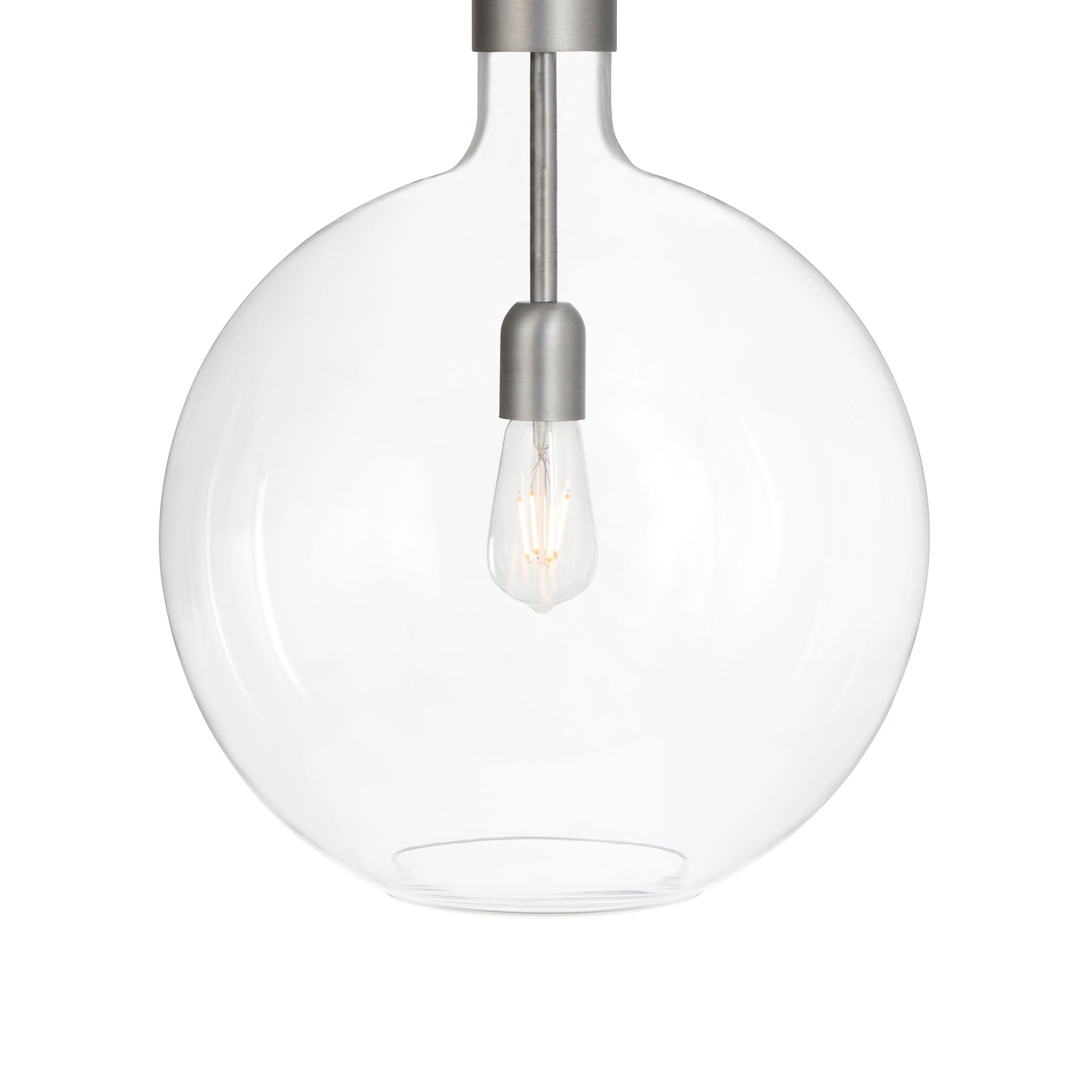 Deckenleuchte Modell Rosdala, entworfen von Sabina Grubbeson und hergestellt von Konsthantverk.

Die Herstellung der Lampen, Wandleuchten und Stehlampen erfolgt in handwerklicher Weise mit den gleichen Materialien und Techniken wie bei den ersten