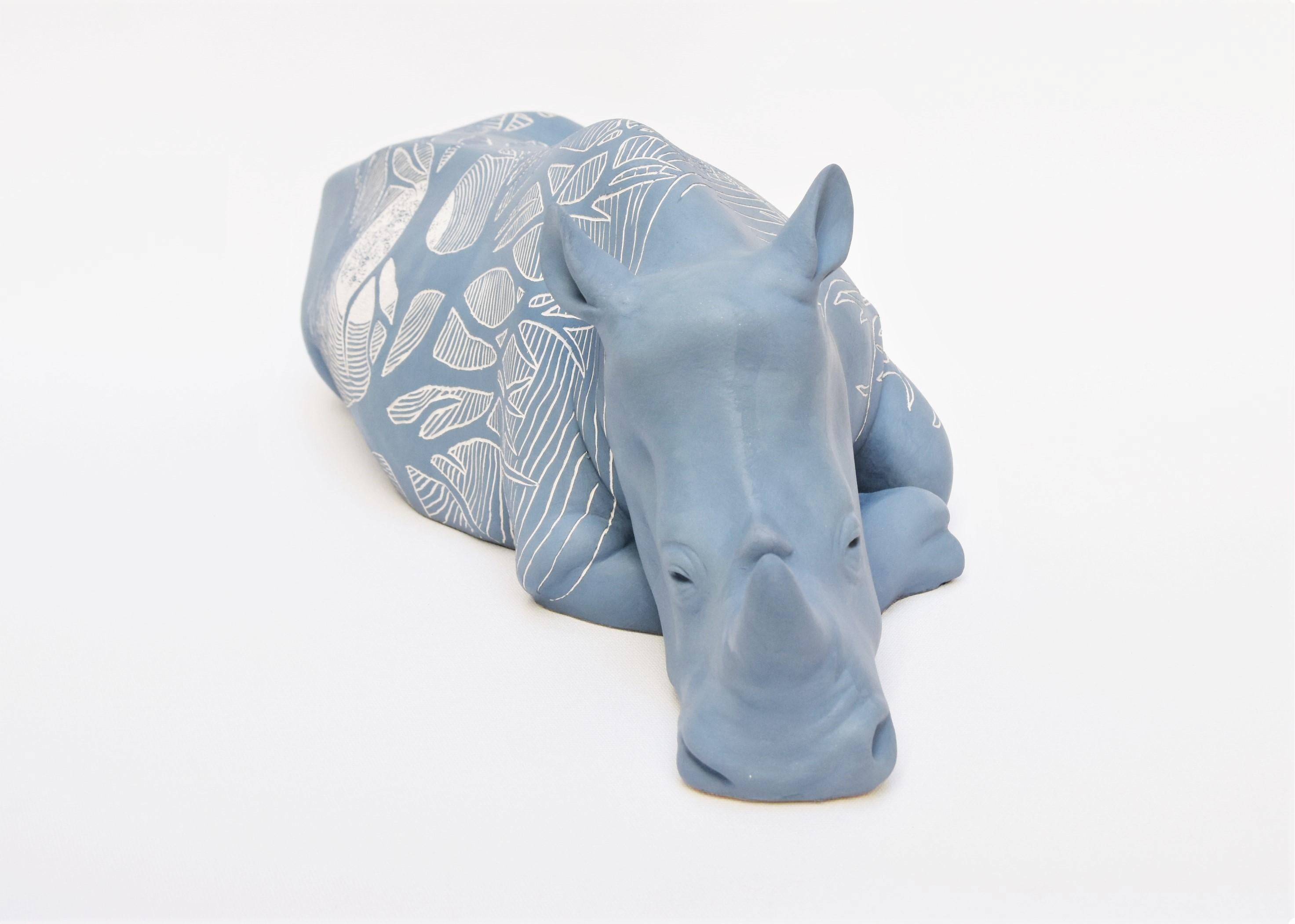 « Rhinoceros - Le clair de lune », sculpture animalière unique, céramique, technique sgraffite - Sculpture de Sabina Pelc