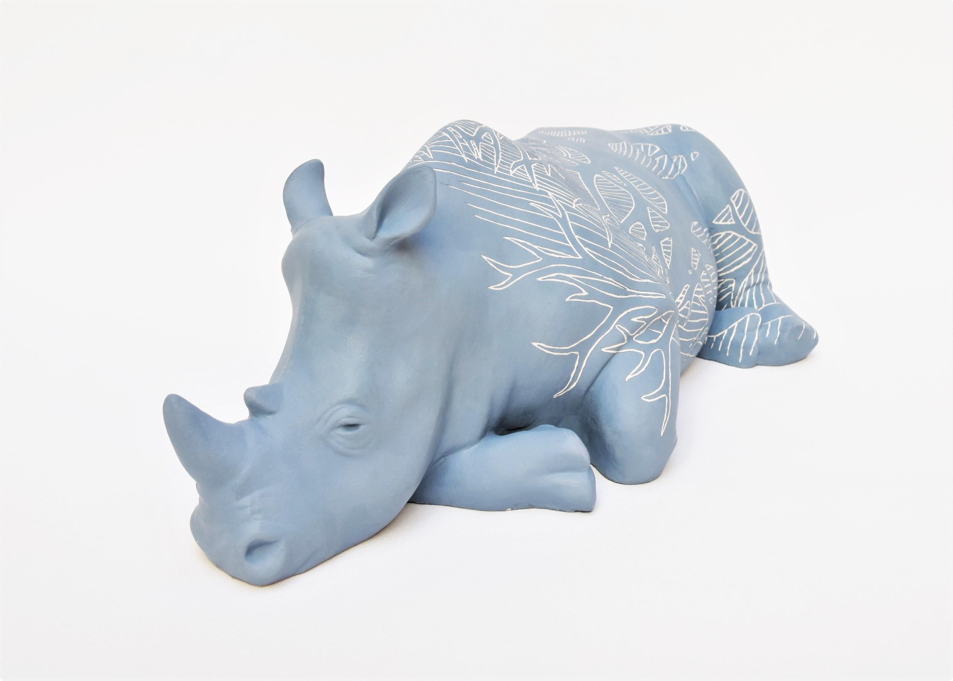 « Rhinoceros - Le clair de lune », sculpture animalière unique, céramique, technique sgraffite - Contemporain Sculpture par Sabina Pelc