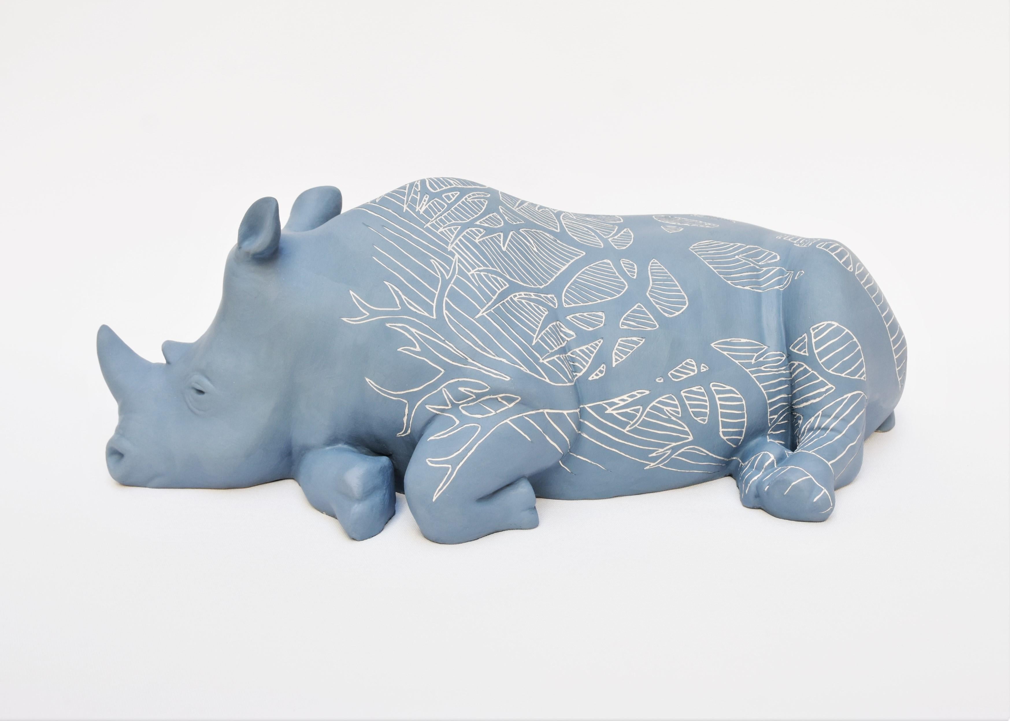 « Rhinoceros - Le clair de lune », sculpture animalière unique, céramique, technique sgraffite - Gris Figurative Sculpture par Sabina Pelc