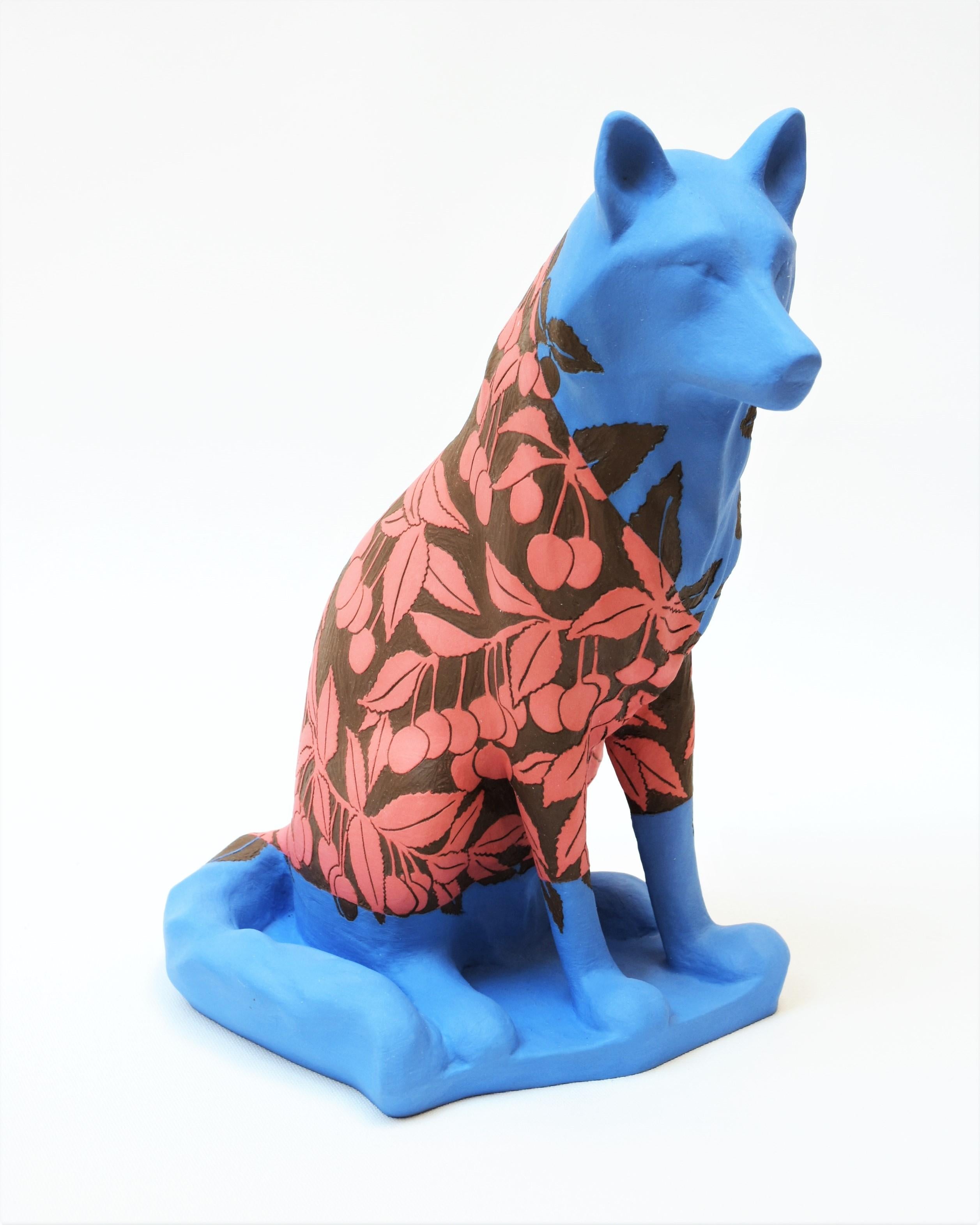 „Wolf – Kirsche“, einzigartige Tierskulptur, Keramik, Sgraffito-Technik – Sculpture von Sabina Pelc