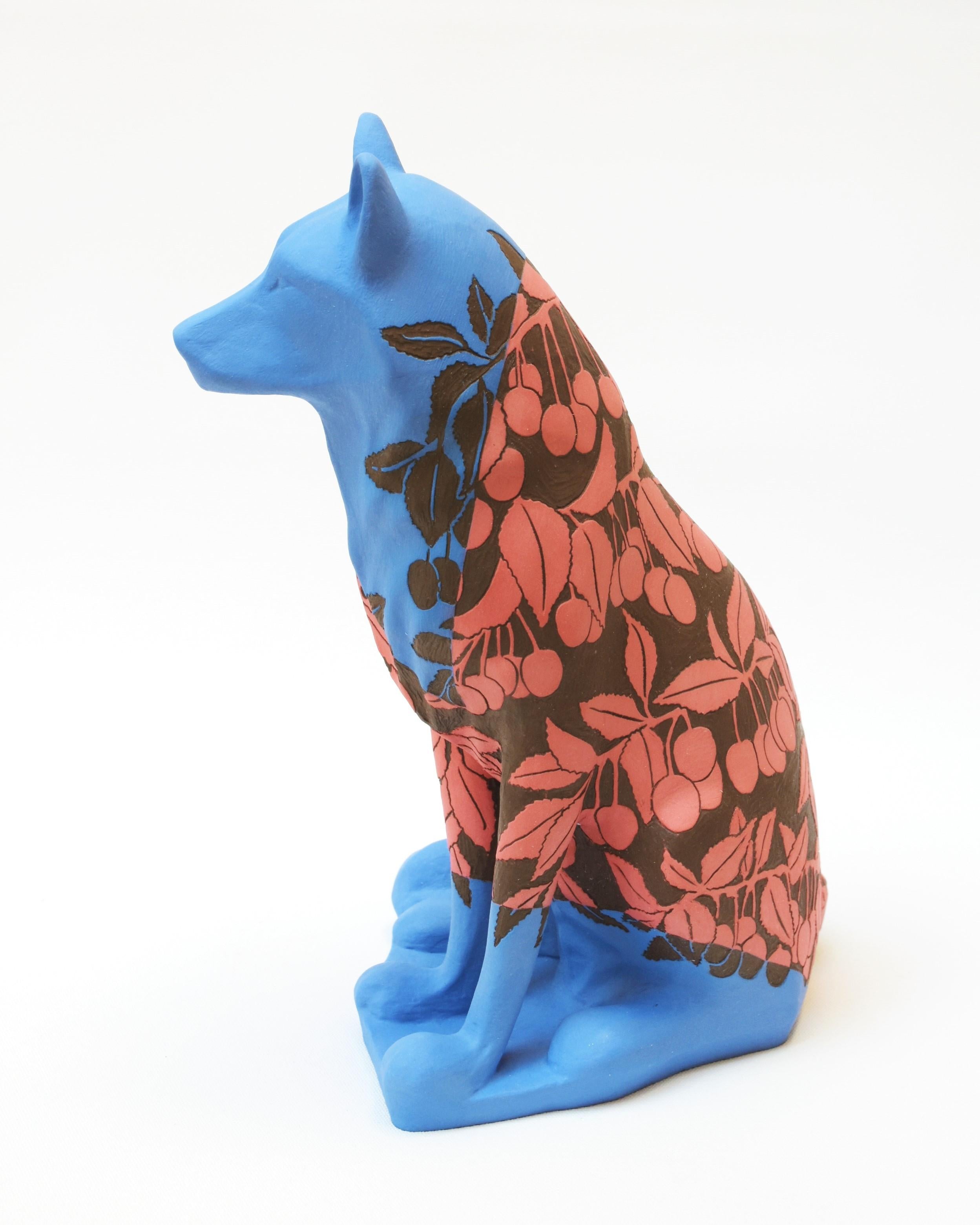 „Wolf – Kirsche“, einzigartige Tierskulptur, Keramik, Sgraffito-Technik (Grau), Figurative Sculpture, von Sabina Pelc