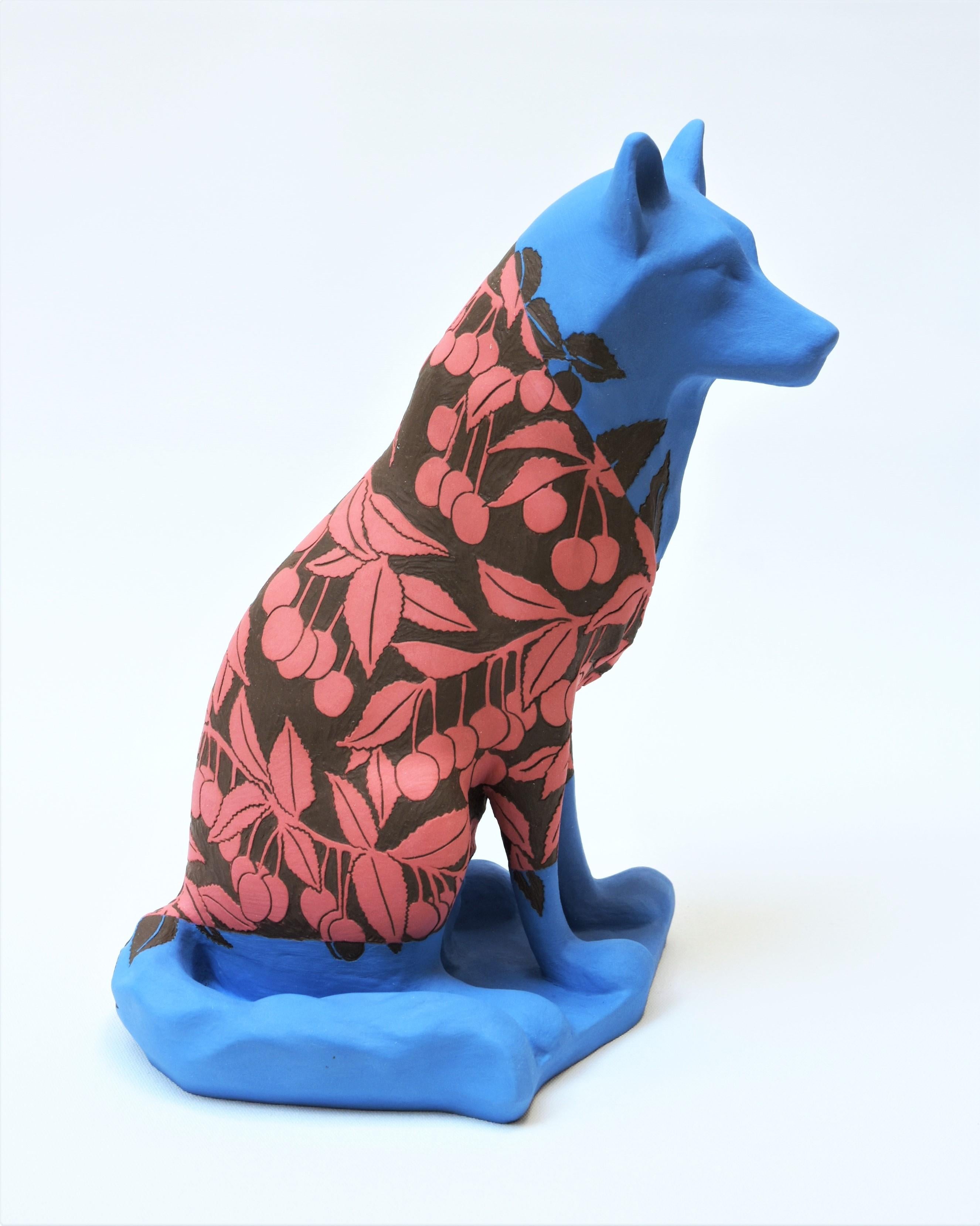 Figurative Sculpture Sabina Pelc - « Loup - Cerisier », sculpture animalière unique, céramique, technique du sgraffite