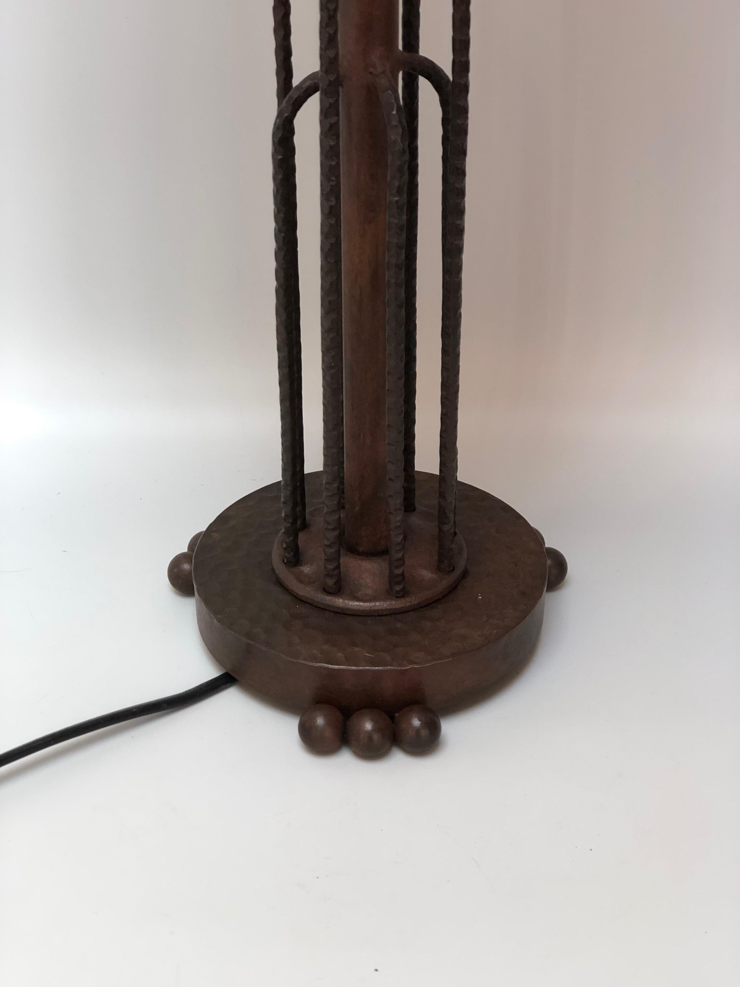Sabino Paris, art deco lamp circa 1930.
Large Casacade model. Wrought iron foot, representing an waterfall and molded glass representing an waterfall as well. Signed inside Sabino, mold number 4645.
In perfect condition and electrified.
Base