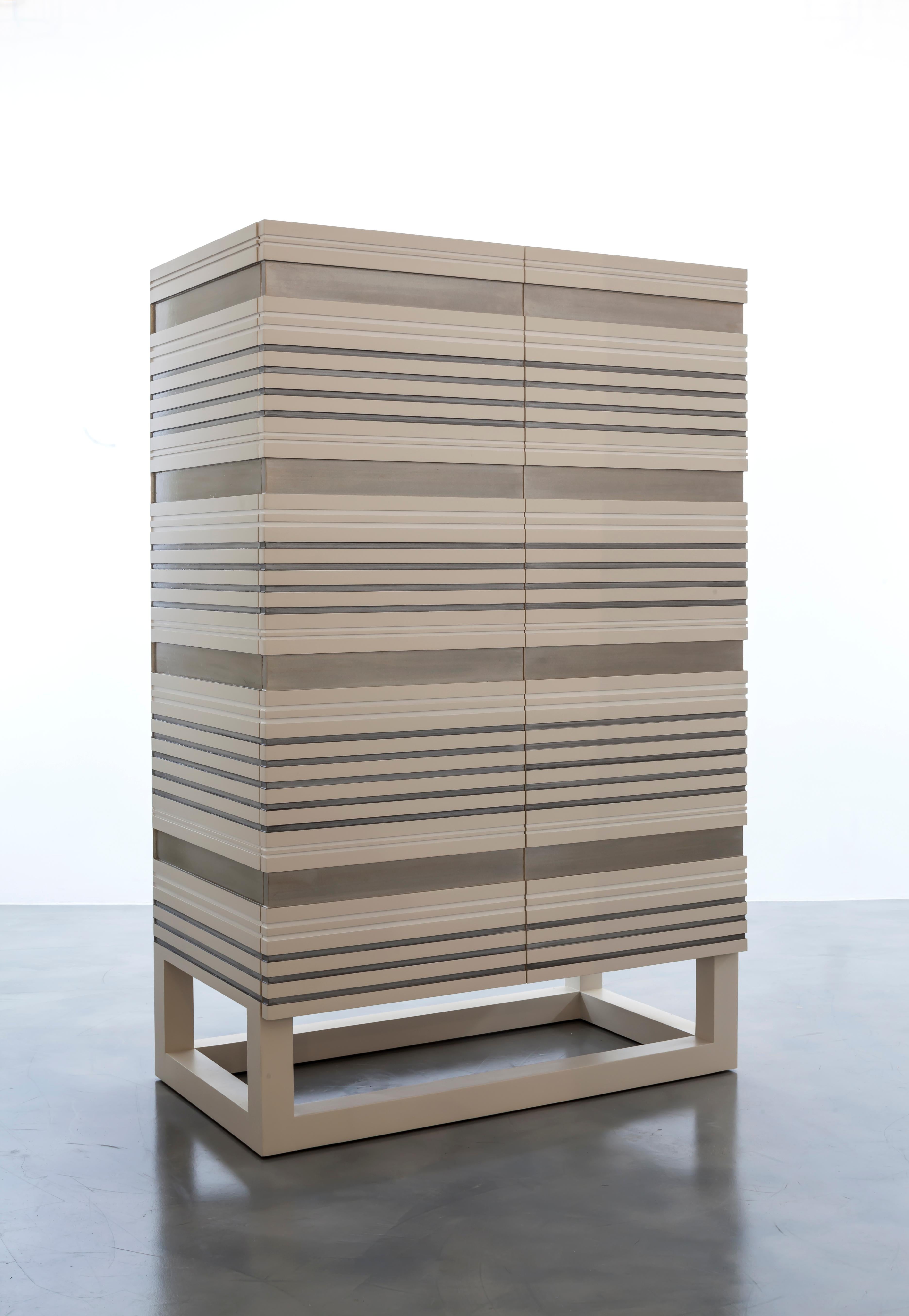 SABINE ARMOIRE - Moderner, maßgefertigter, geschichteter Schrank 

Der Schrank Sabine ist ein wunderschönes Möbelstück, das sich durch ein modernes, geschichtetes Design auszeichnet. Der Schrank wird mit Präzision und Liebe zum Detail gebaut, um