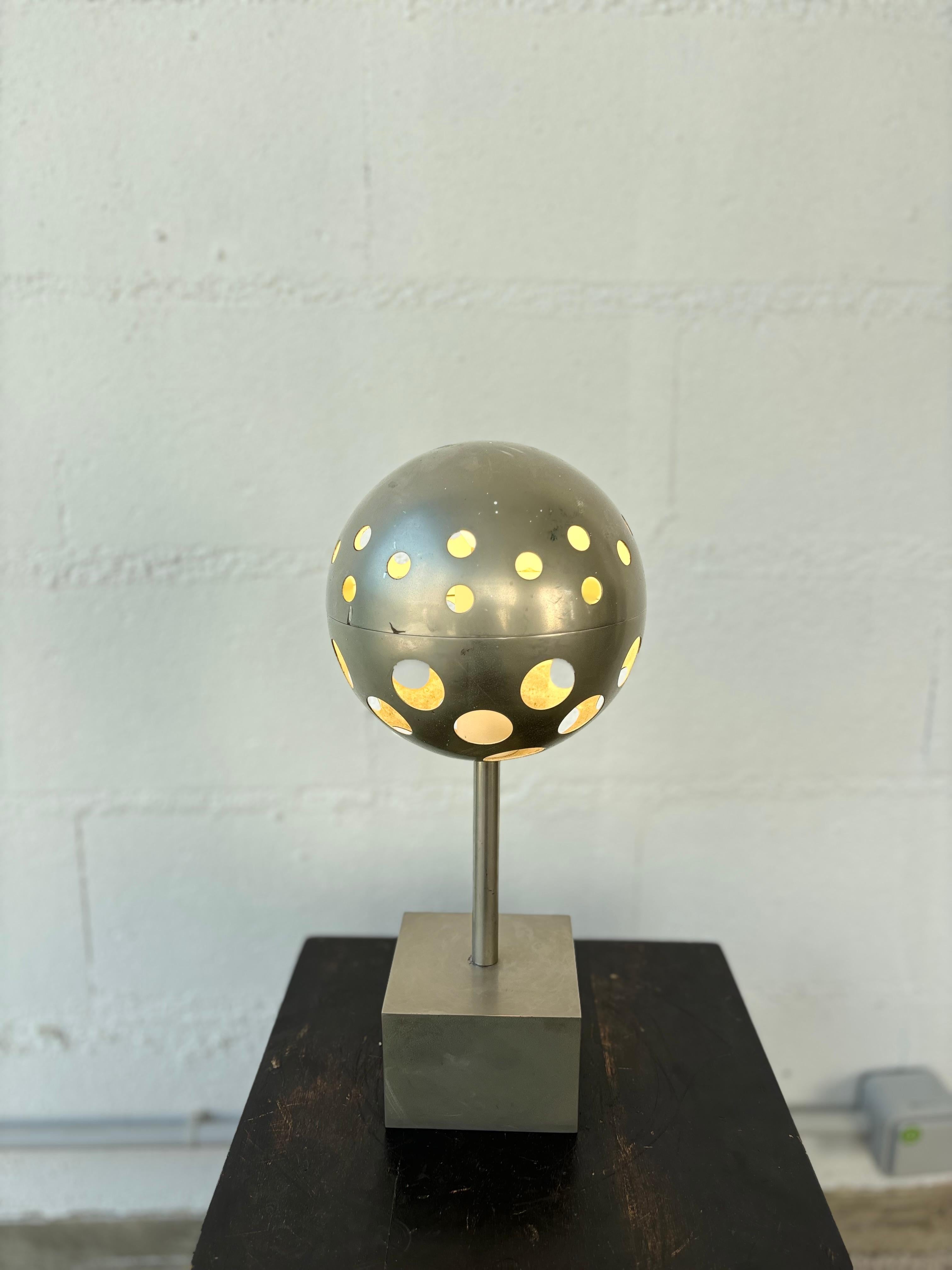 Jolie lampe de Savine Charoy pour verre et lumières. 