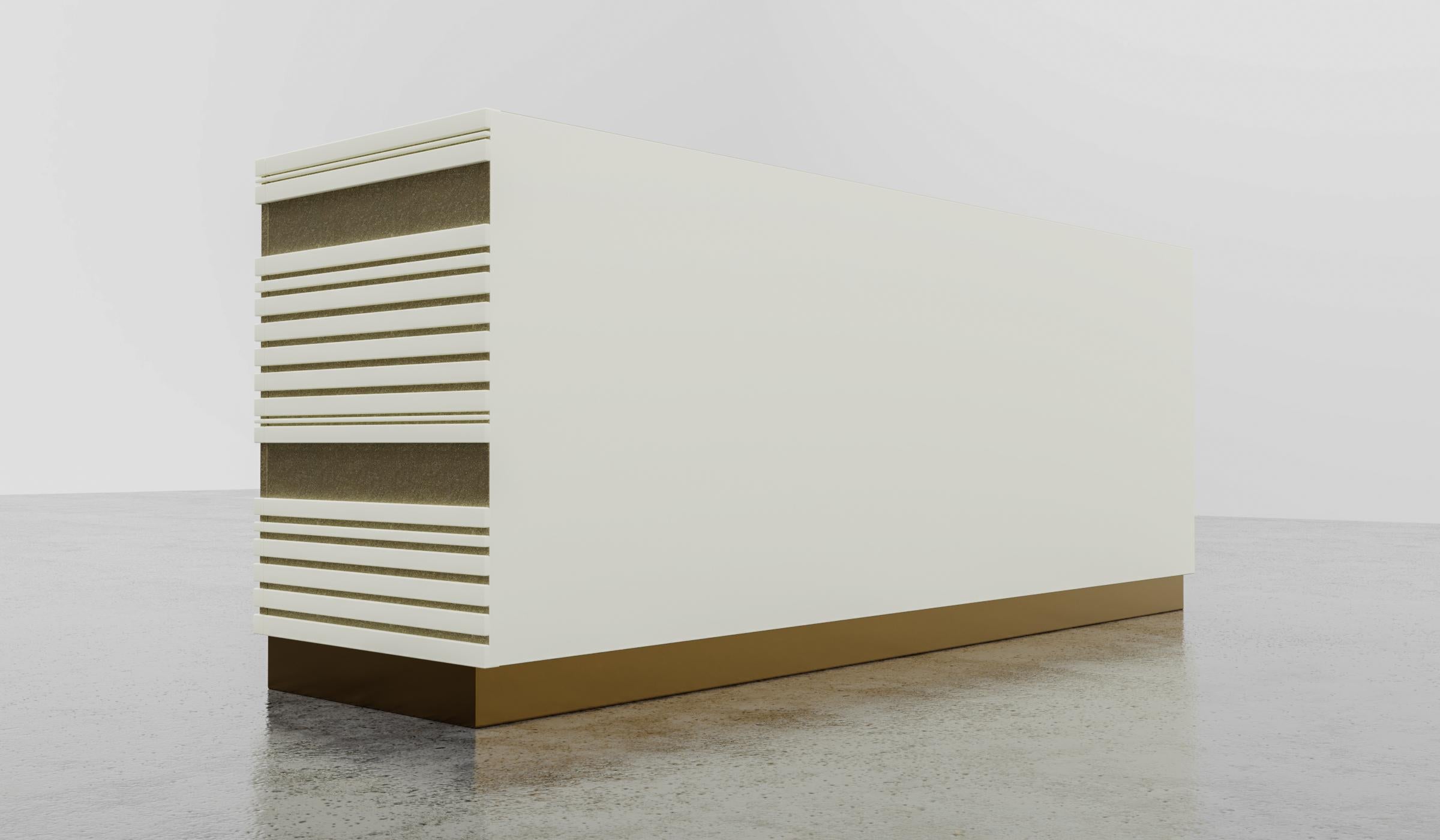 Américain SABINE CREDENZA - Corps linéaire moderne et incrustation de feuilles d'argent avec base en métal en vente