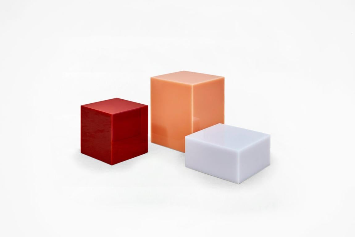 Néerlandais Sabine Marcelis table d'appoint contemporaine en résine brillante rouge tomate en forme de cube à bonbons  en vente