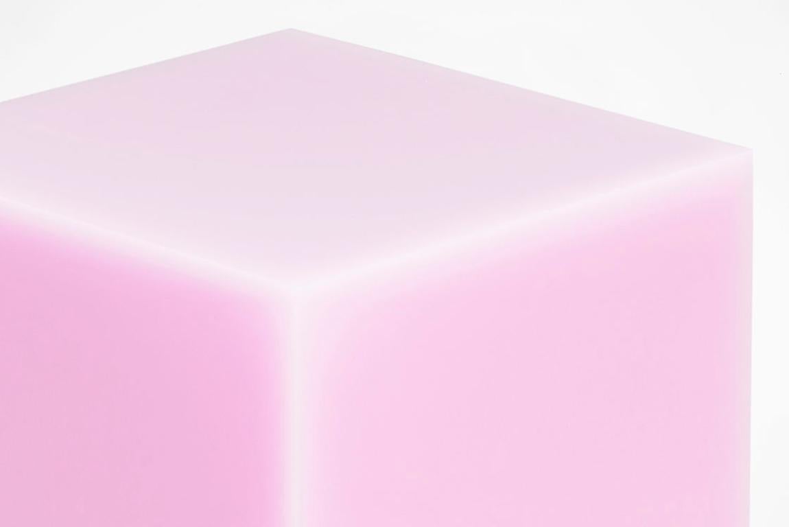 Moderne Sabine Marcelis Table d'appoint contemporaine en résine brillante rose bonbon cube  en vente