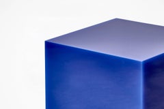 Sabine Marcelis Table d'appoint contemporaine en résine moulée à haute hauteur en forme de cube à bonbons bleu électrique