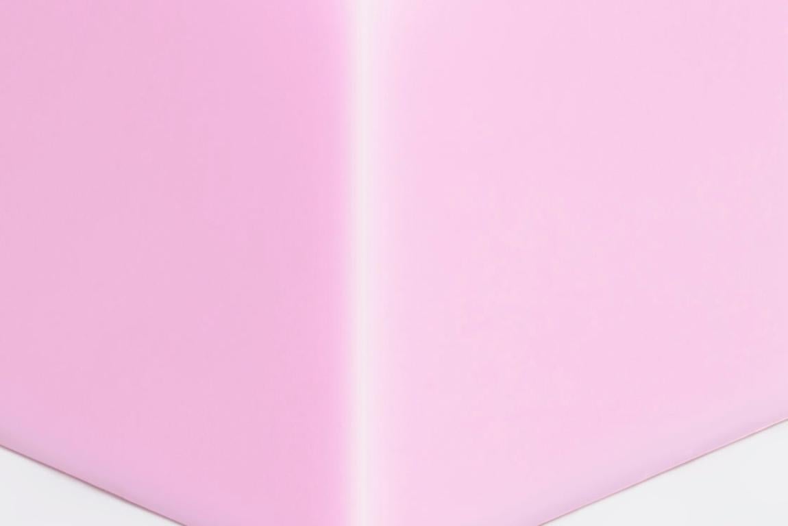 Néerlandais Sabine Marcelis Table d'appoint contemporaine en résine brillante rose bonbon cube  en vente