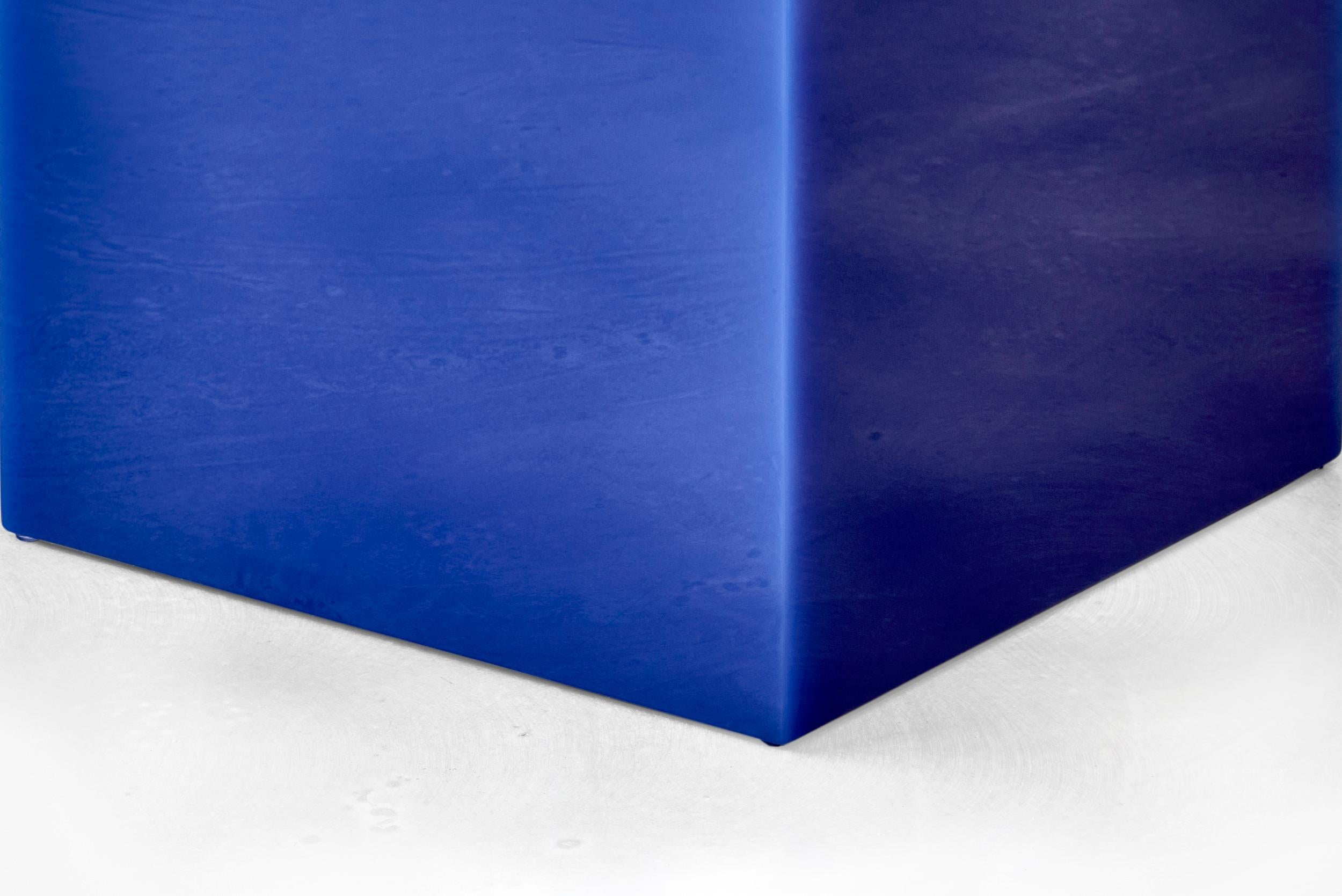Néerlandais Sabine Marcelis Table d'appoint contemporaine en résine moulée à haute hauteur en forme de cube à bonbons bleu électrique en vente