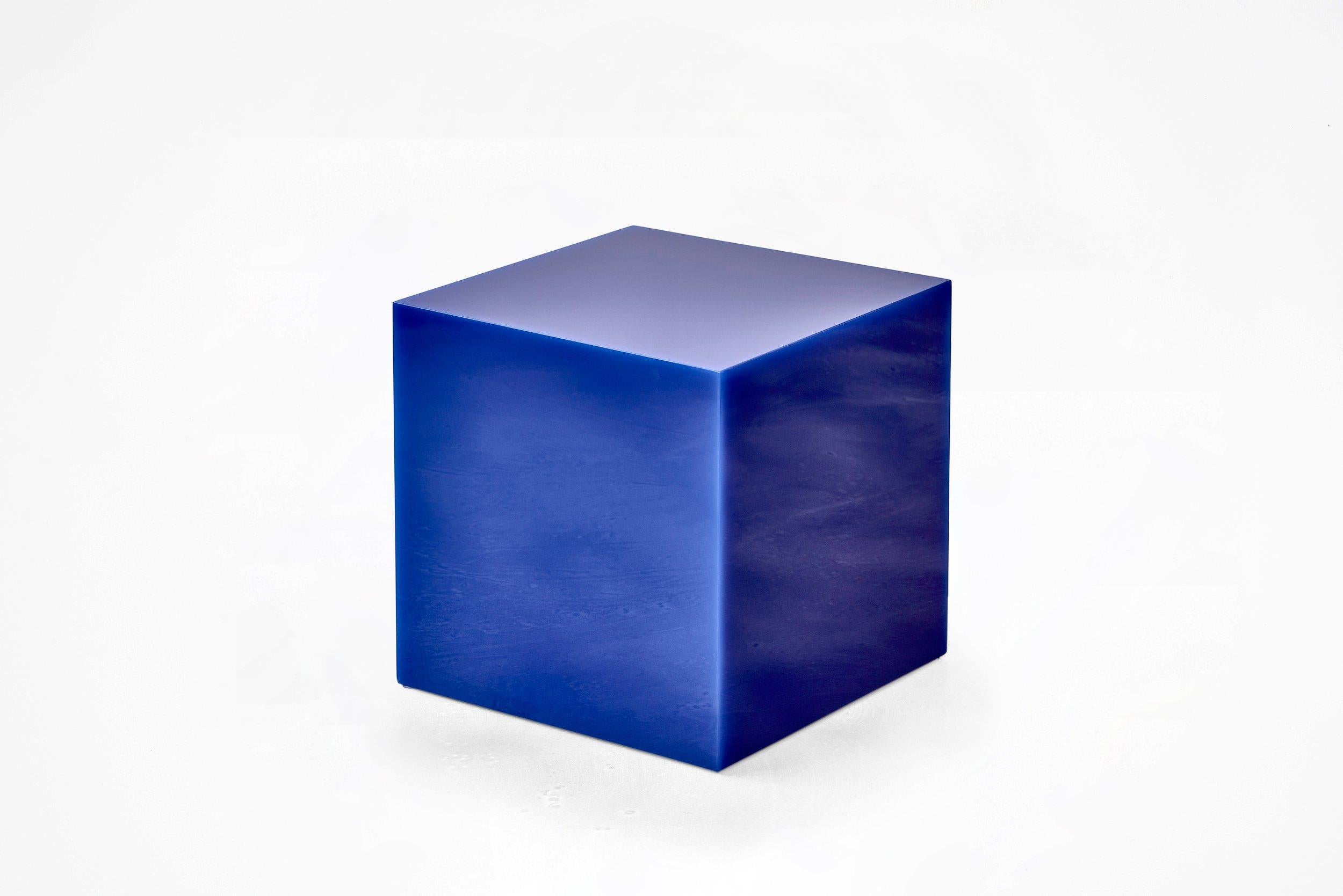 Sabine Marcelis Table d'appoint contemporaine en résine moulée à haute hauteur en forme de cube à bonbons bleu électrique Neuf - En vente à Barcelona, ES