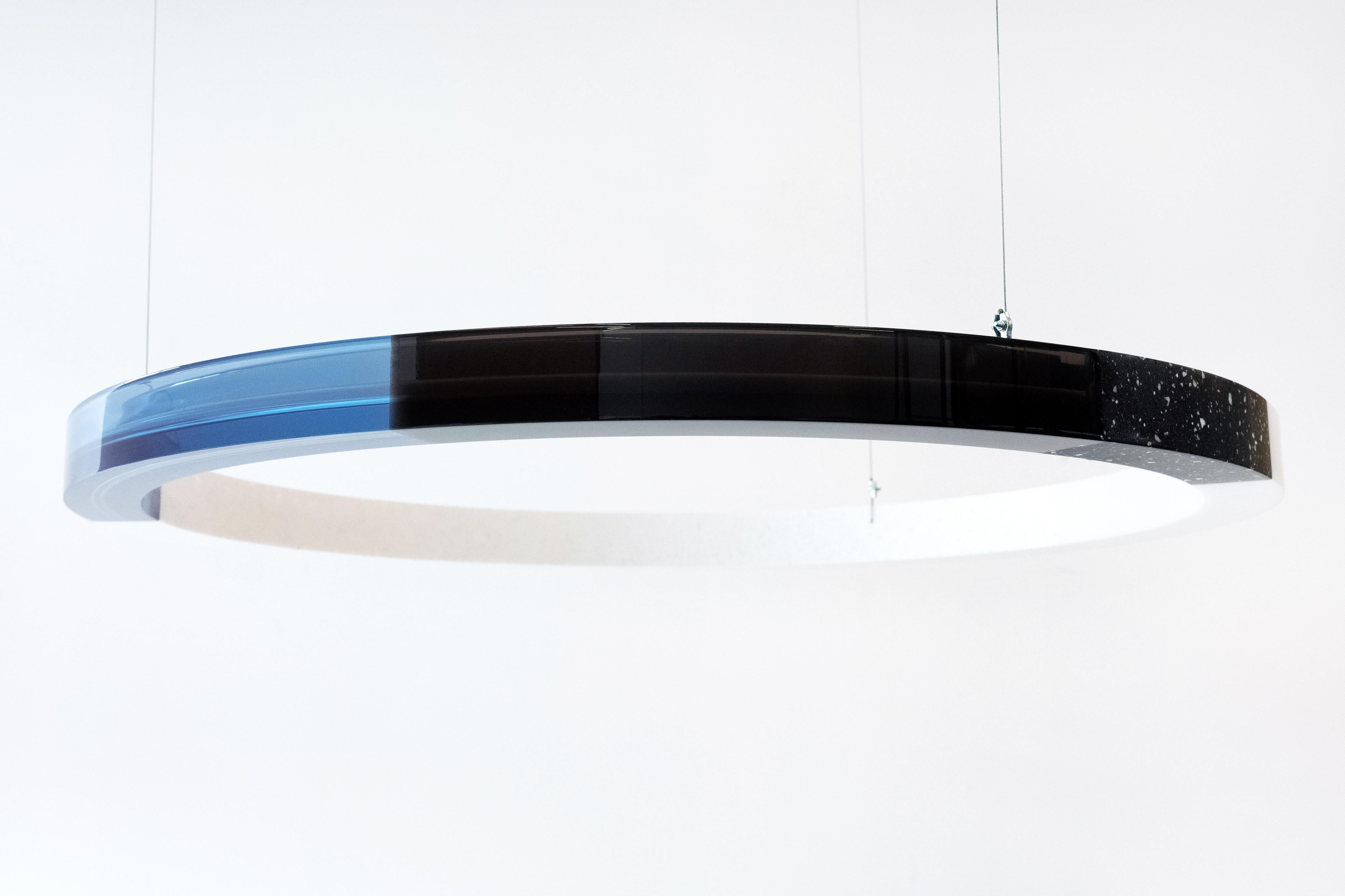 XXIe siècle et contemporain Sabine Marcelis Lustre circulaire contemporain en résine bleue, série Filtres, 2020. en vente