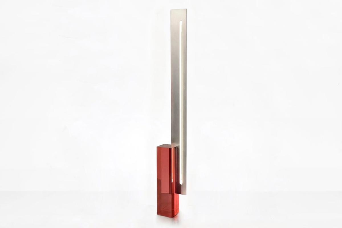Sabine Marcelis 
Floor lamp
From the “Rotterdam” series
Manufactured by Sabine Marcelis
Produced in exclusive for SIDE GALLERY
Rotterdam, The Netherlands 2020
Resin, Neon, Metal Plate (+transformer)
Red resin metal plate 

Measurements
21,7 cm x 22